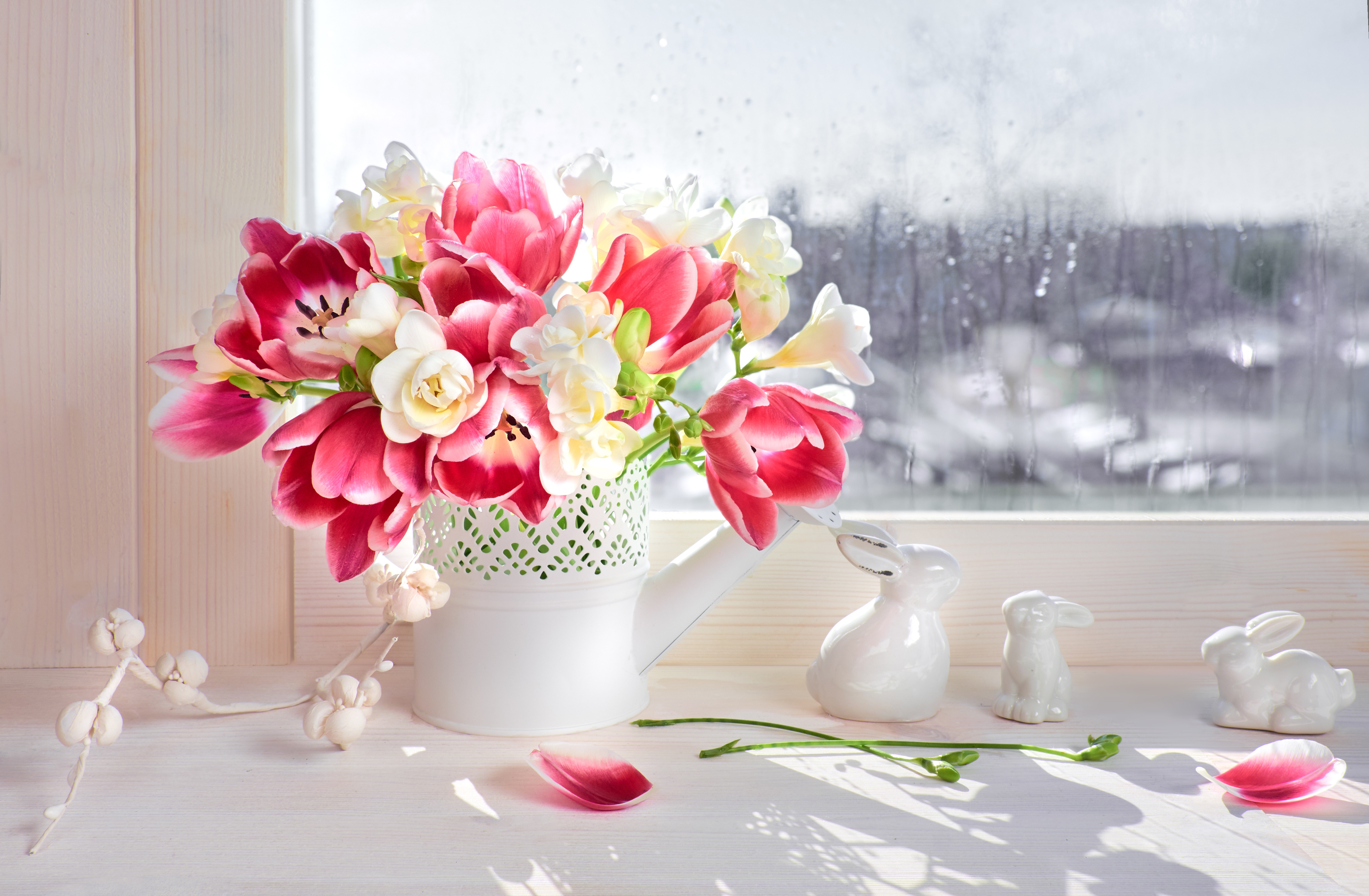 Доброе утро март нежные картинки. Красивые цветы в вазах. Цветы на окне. Шикарные цветы в вазе. Тюльпаны в вазе.