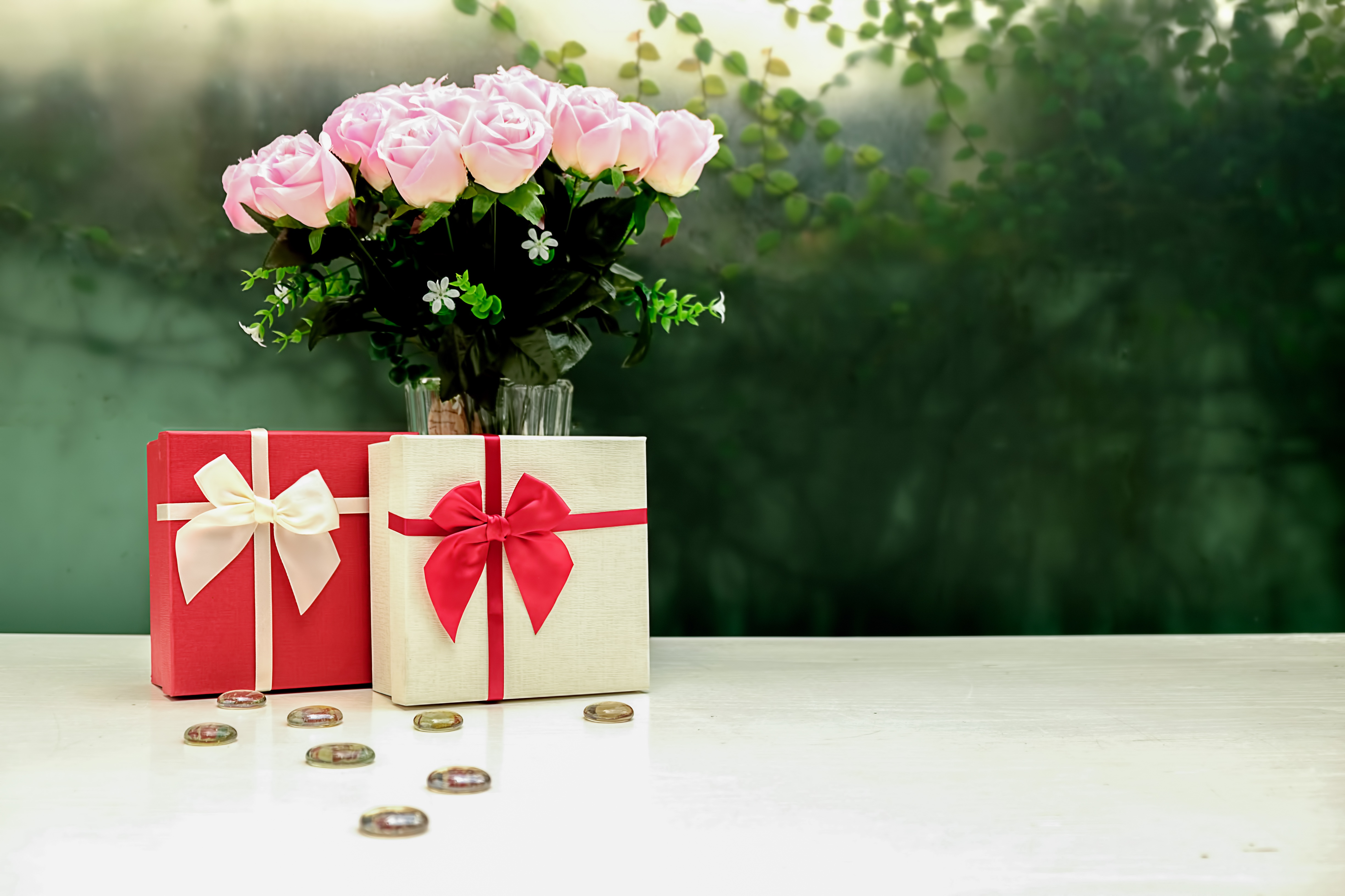Красивый подарок женщине на день рождения. Цветы в подарок. Подарок с цветами. Шикарные подарки и цветы. Подарочная коробка с цветами.