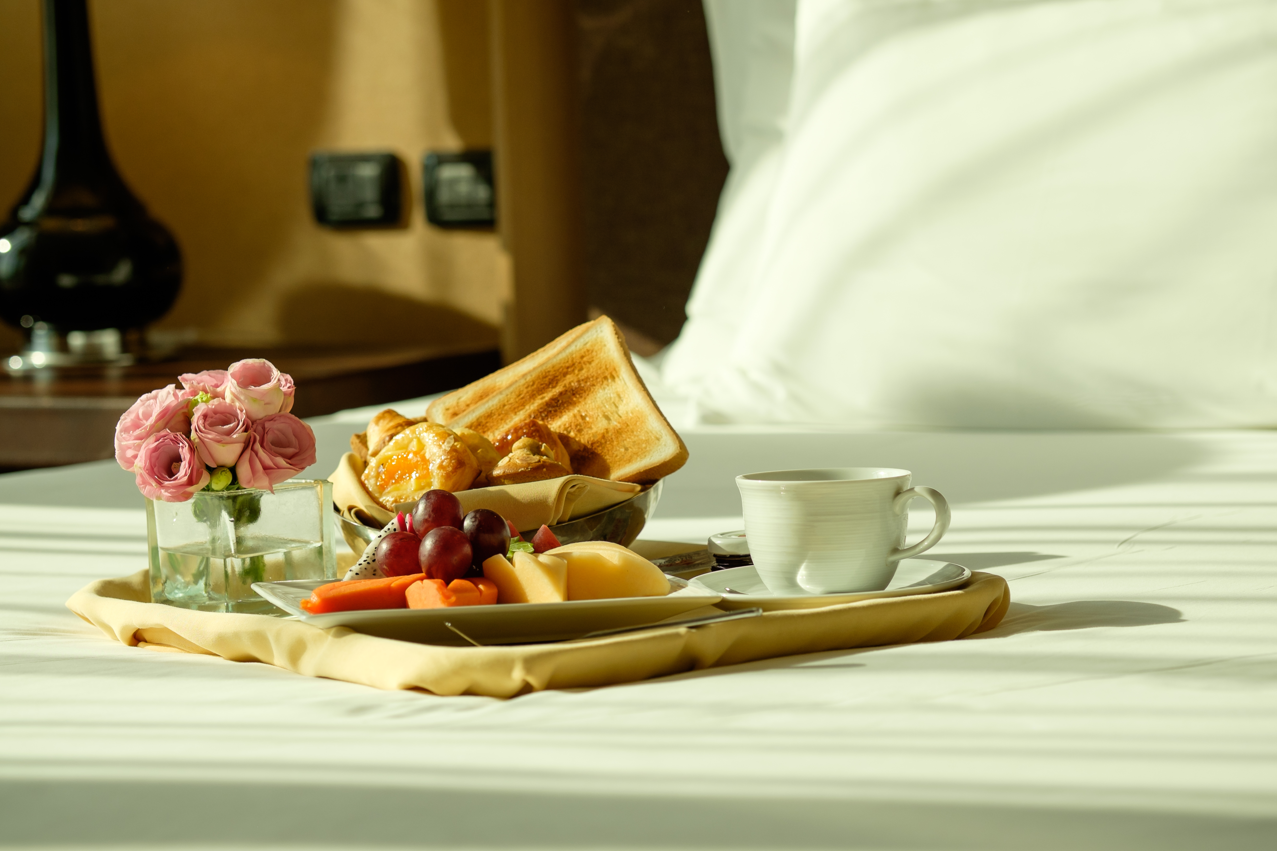 Принести завтрак в постель. Кофе в постель. Романтическое утро. Поднос для кофе в постель. Романтический завтрак в постель.