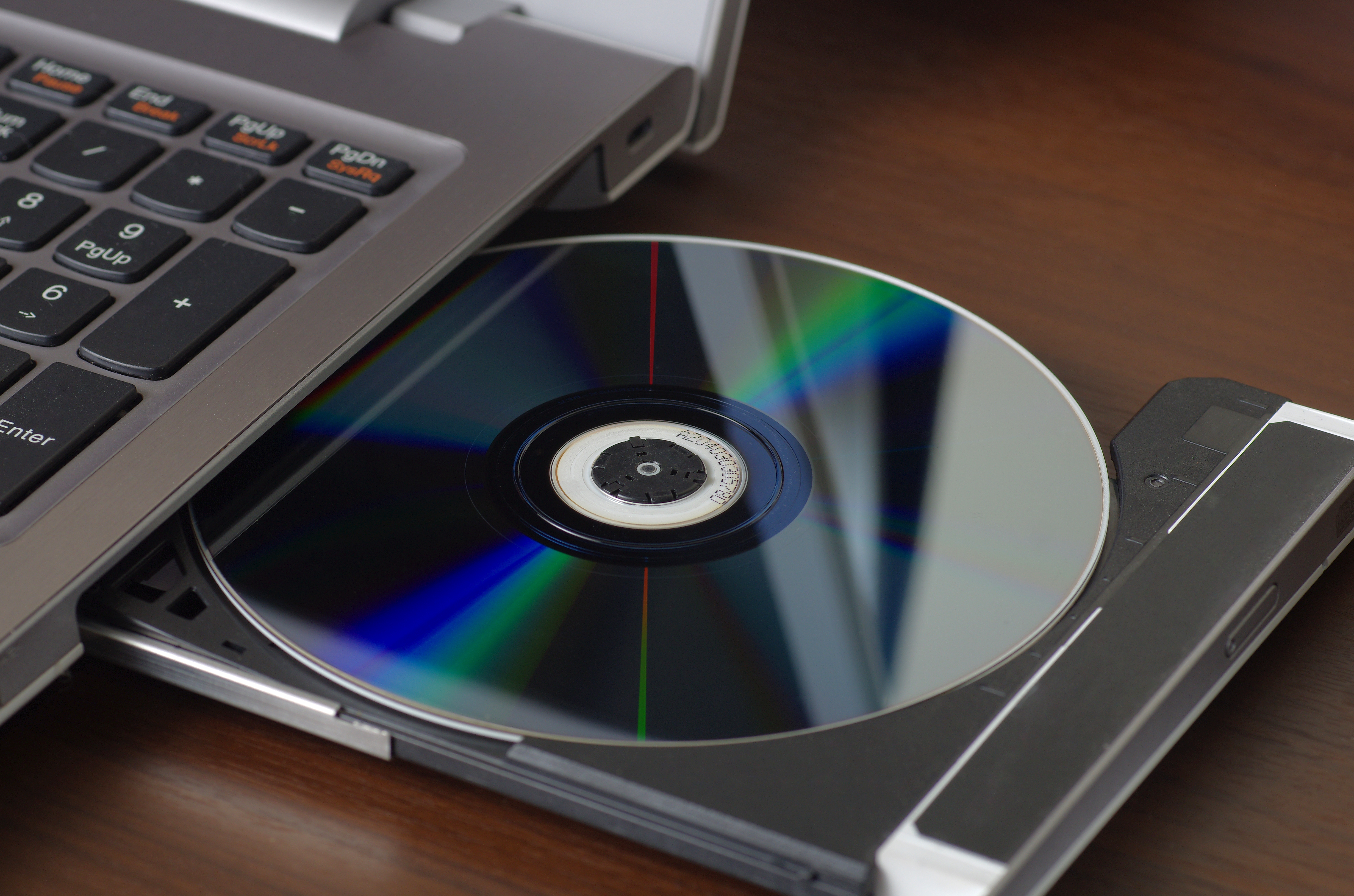 Сд для ноутбука. CD (Compact Disc) — оптический носитель. Лазерный компакт-диск (CD, CD-ROM).. СД двд. DVD-диски (DVD – Digital versatile Disk, цифровой универсальный диск),.