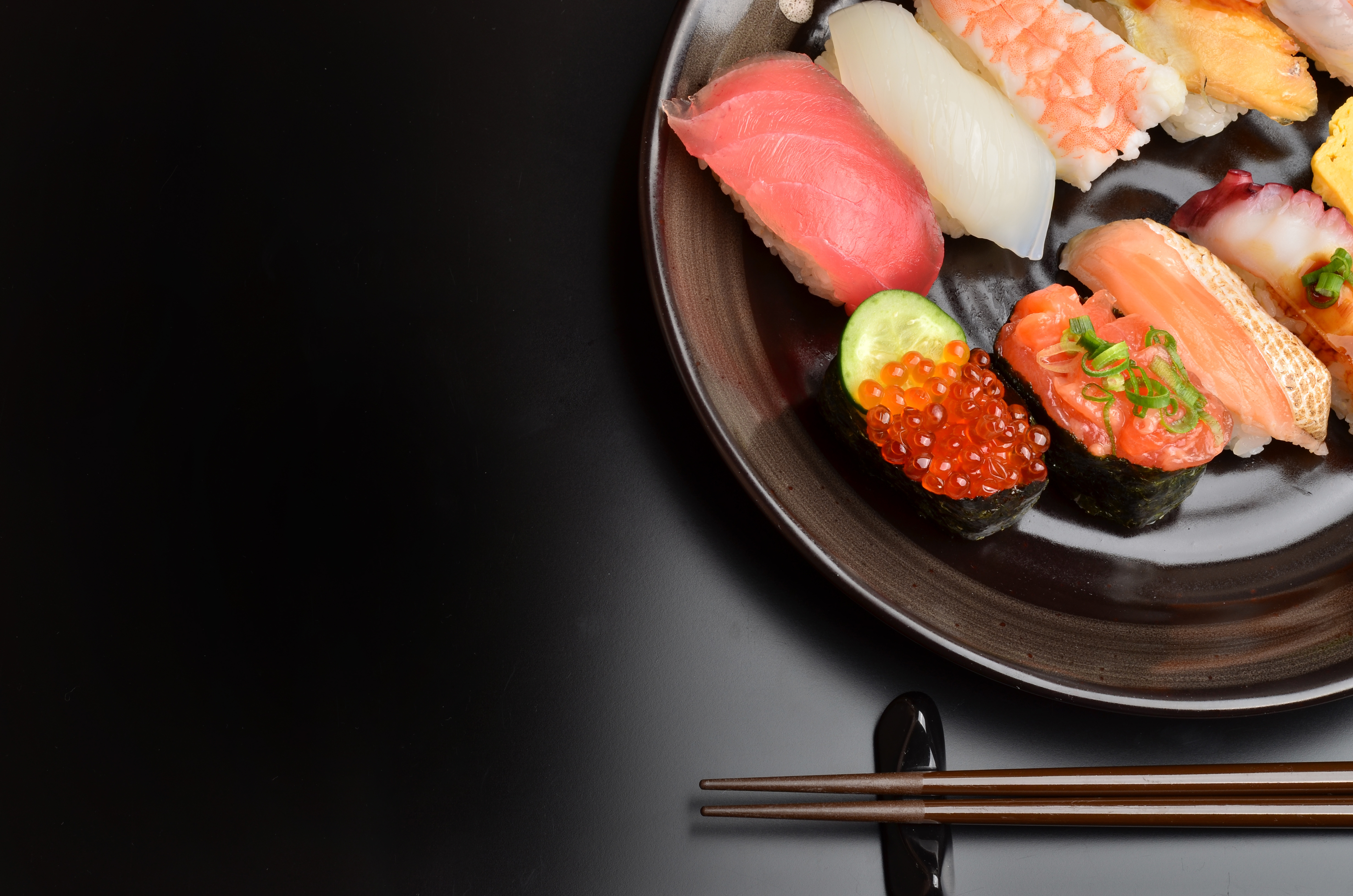 Сайт японского ресторана. Суши и роллы. Японская кухня. Японские блюда. Роллы фон.