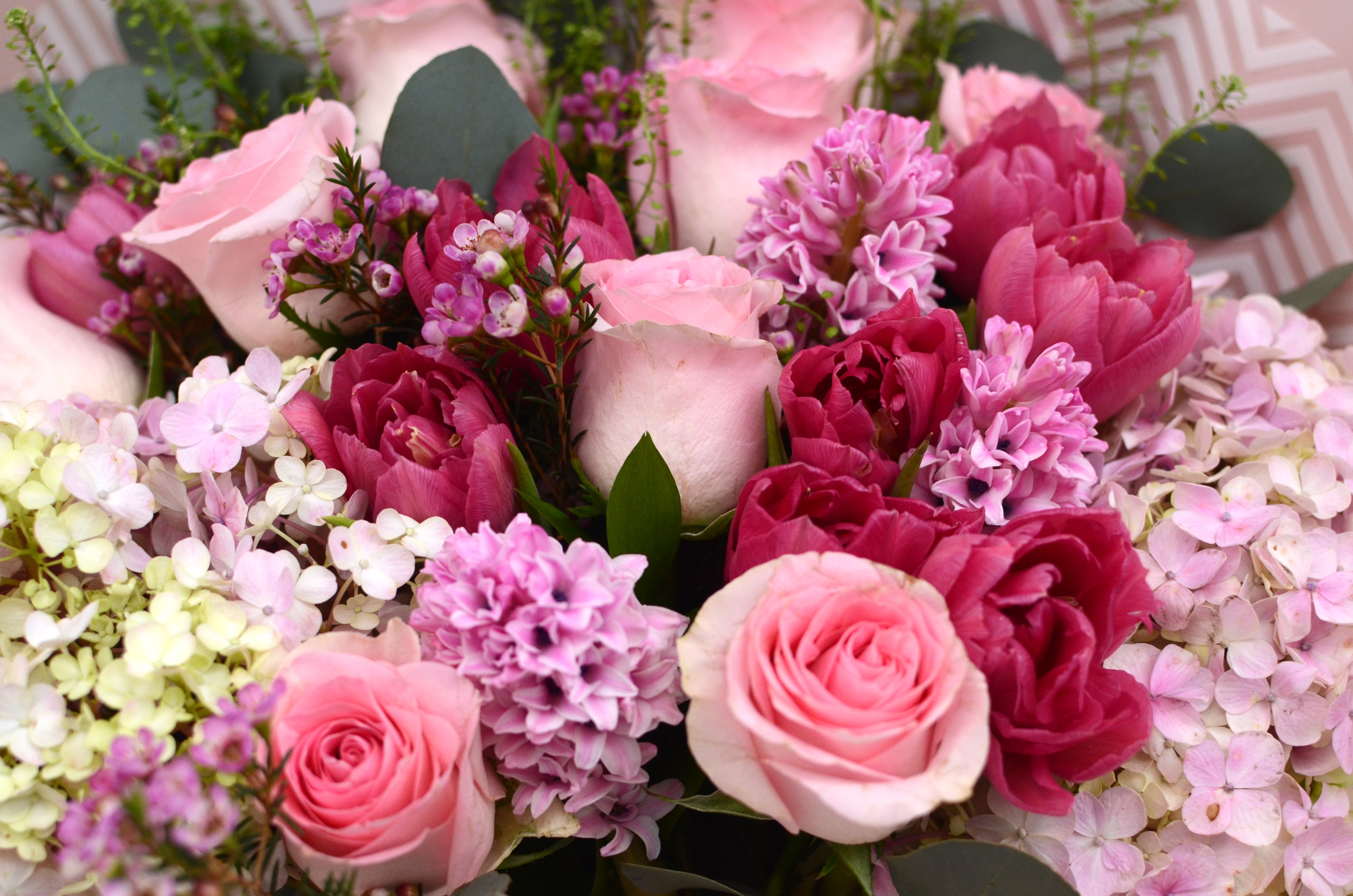 Картинка с цветами на столе. Красивый букет. Роскошные цветы. Шикарный букет цветов. Шикарные цветы.