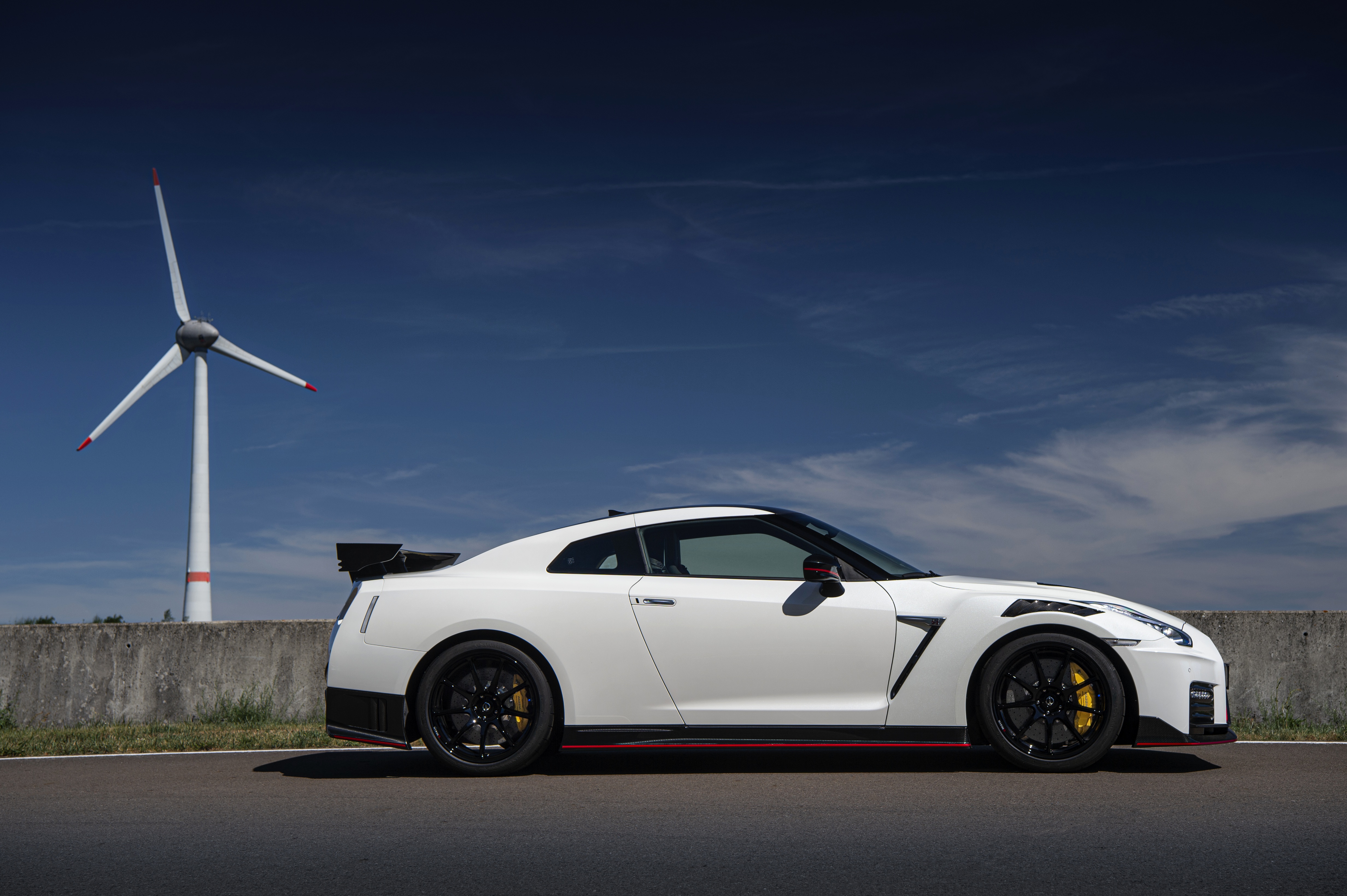 Белая r. Nissan GTR r35 Nismo 2019. Ниссан ГТР р35 2020. Nissan GTR r35 Nismo 2020. Nissan GTR r35 сбоку.