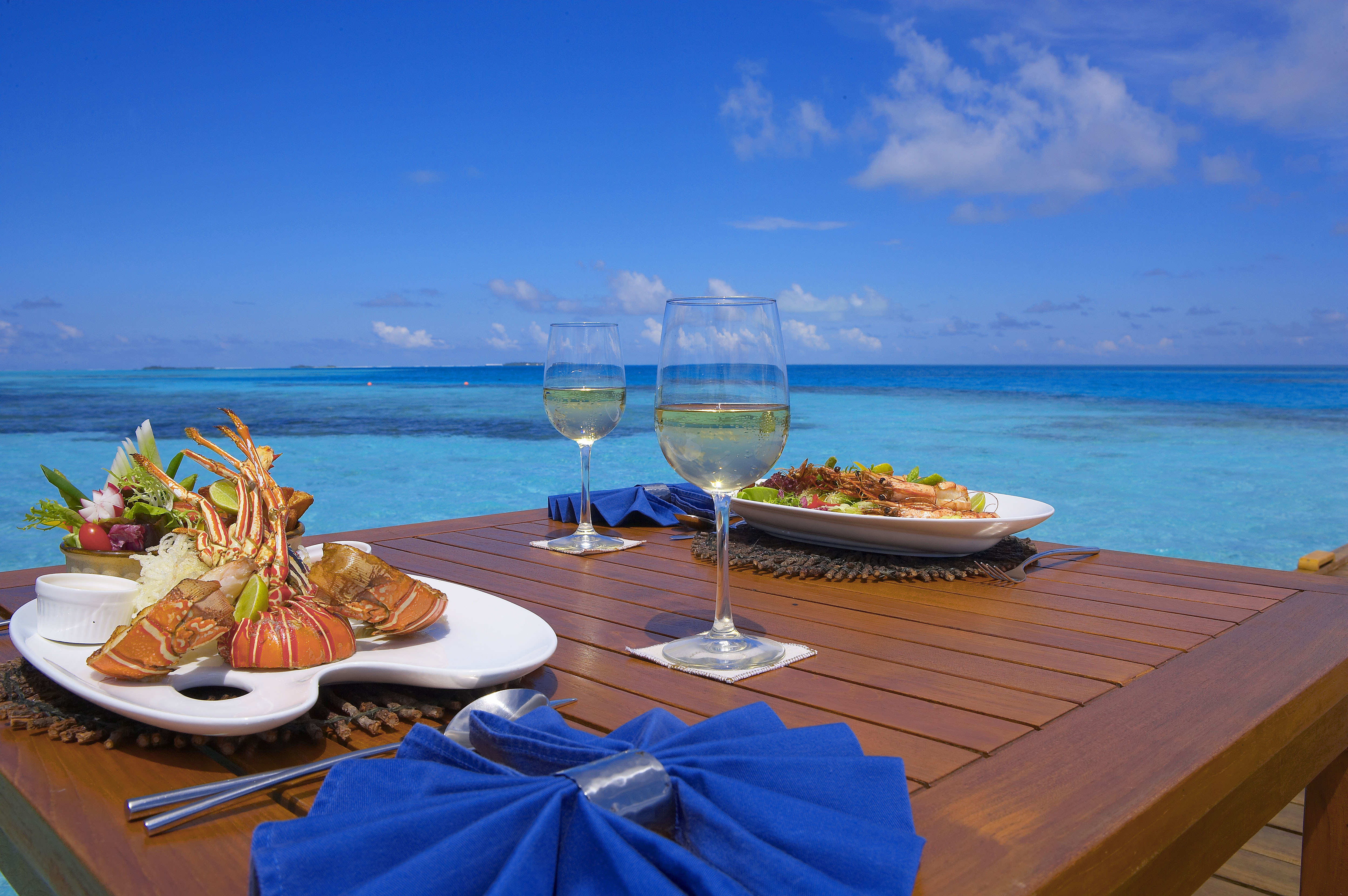 Ужин отдых. Ужин на берегу моря. Красивый вид на море. Шикарный вид на море. Завтрак с видом на море.