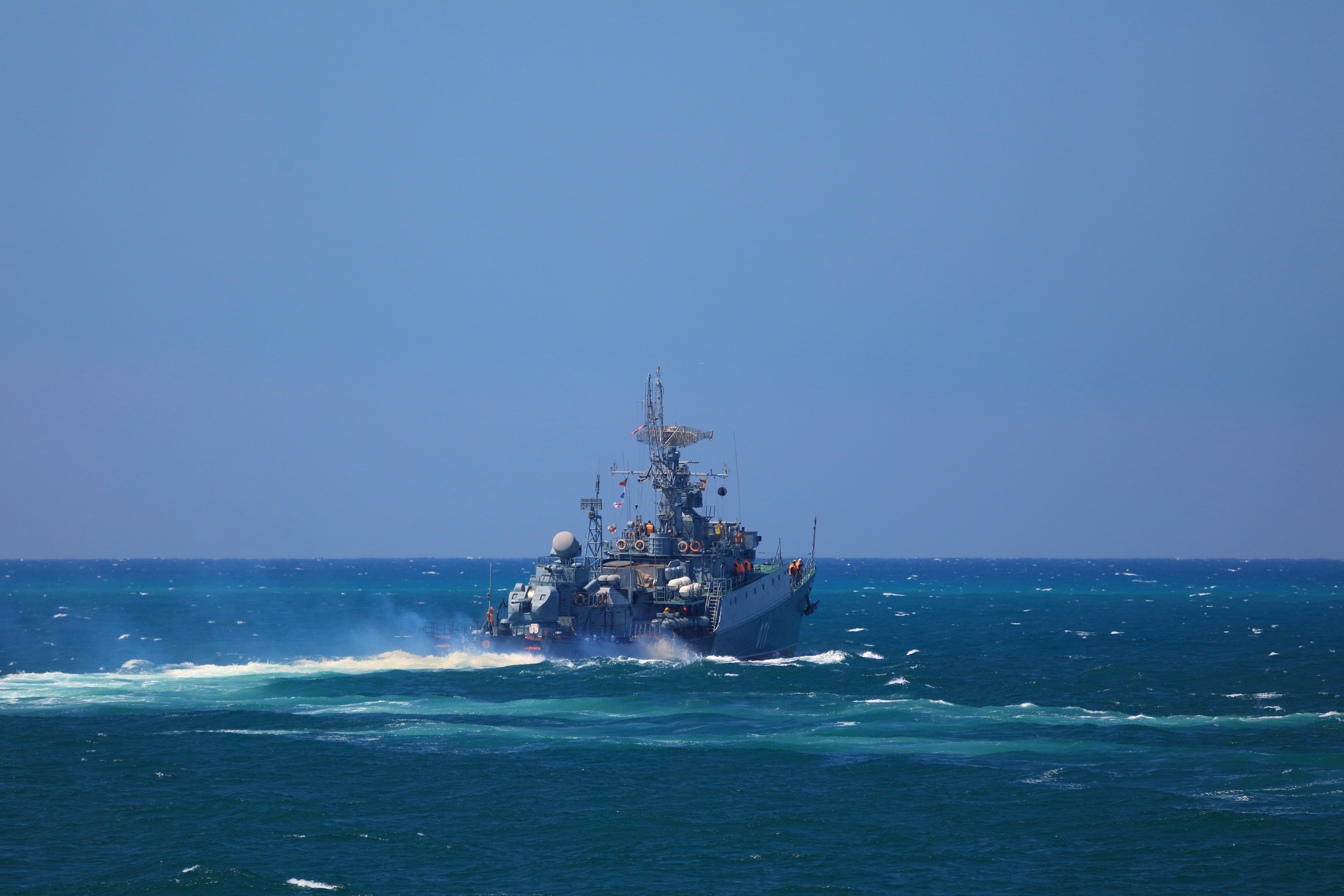 Красное море и военные. Военный корабль. ВМФ России. Военный корабль в море. Военный корабль на горизонте.