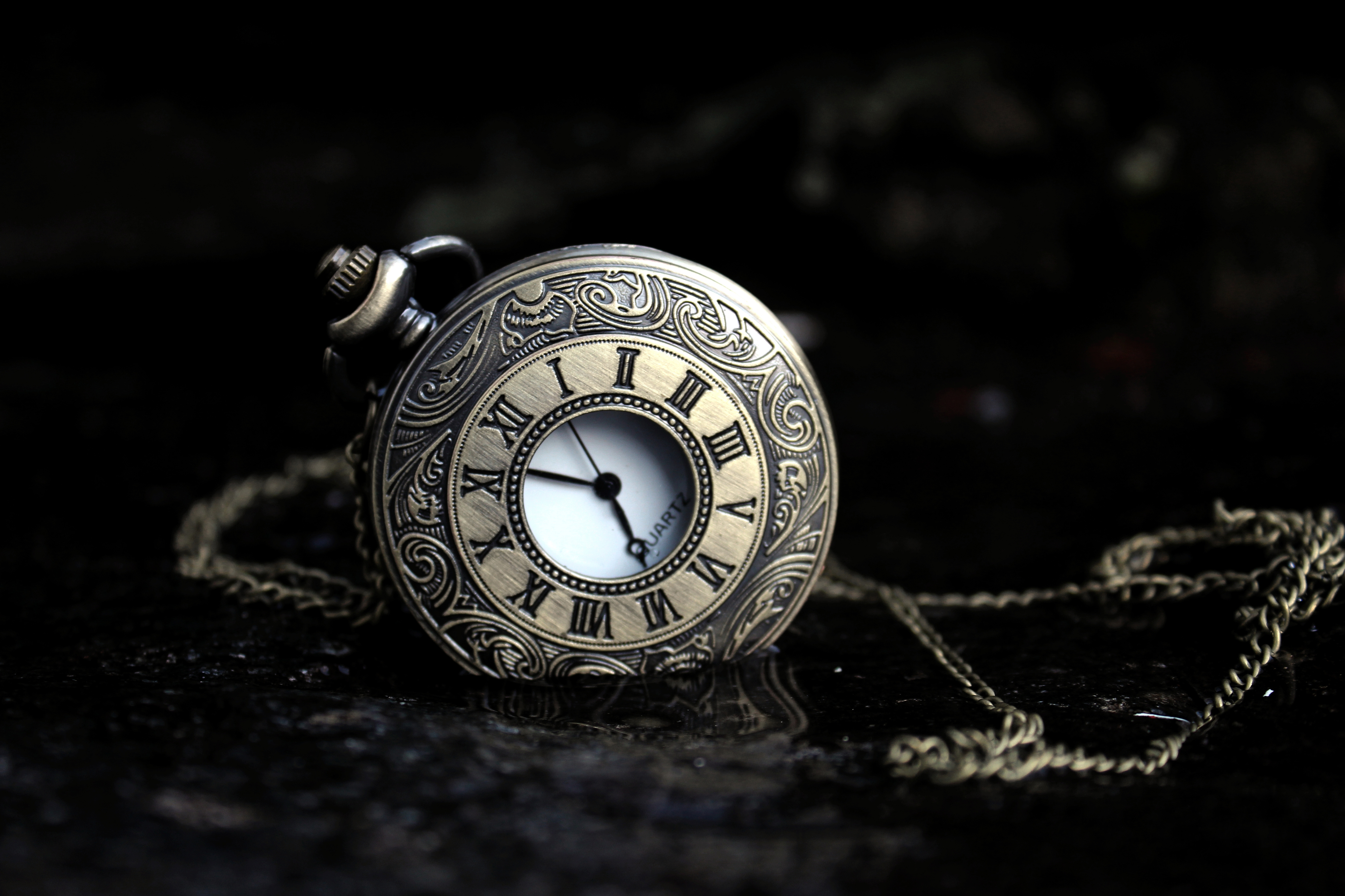 Черные часы обои. Часы на цепочке арт. Карманные часы на черном фоне. Старинные часы. Красивые старинные часы.