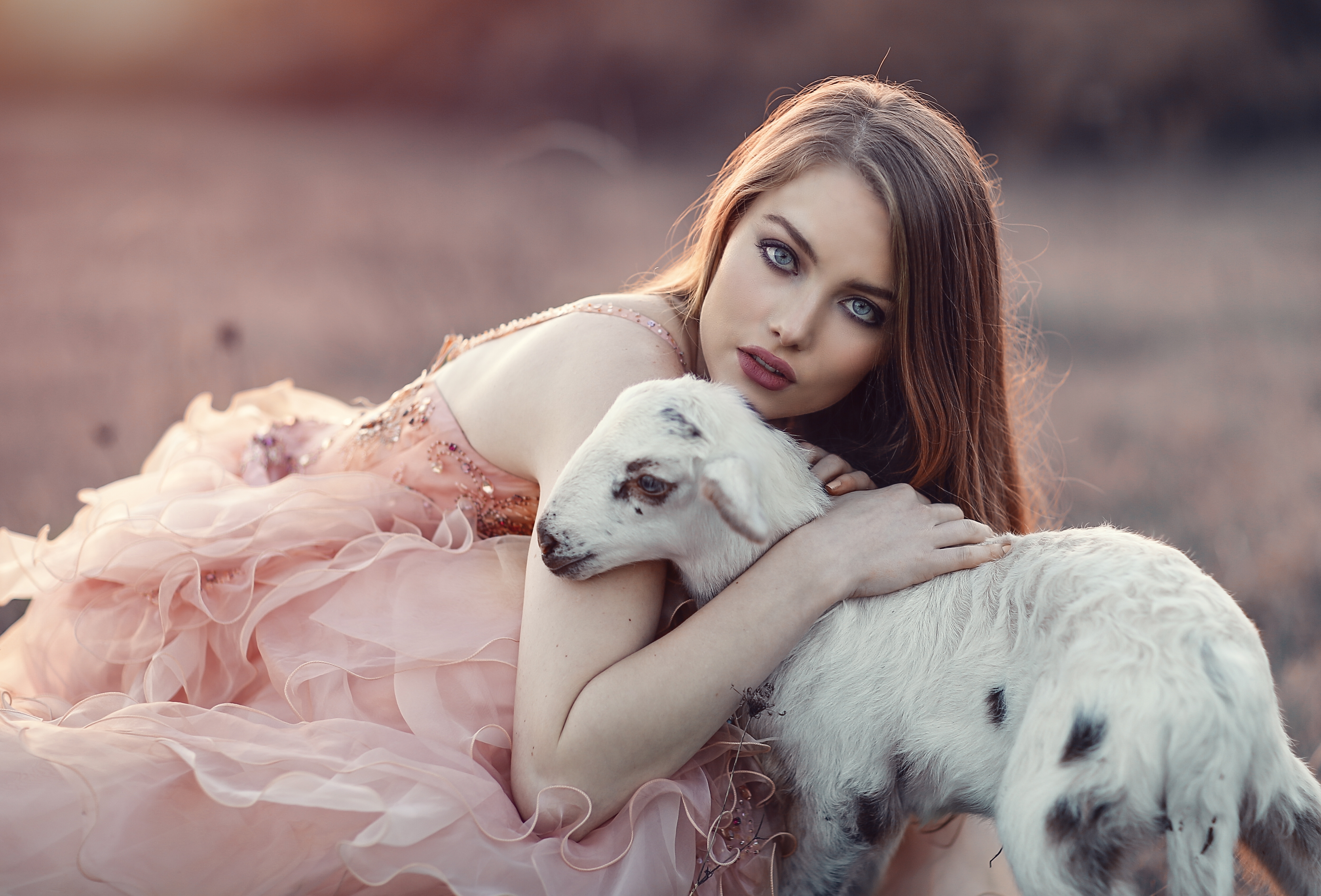 Woman with animals. Алессандро ди Чикко. Алессандро ди Чикко портрет взгляд. Фотосессия с животными. Девушка с питомцем.