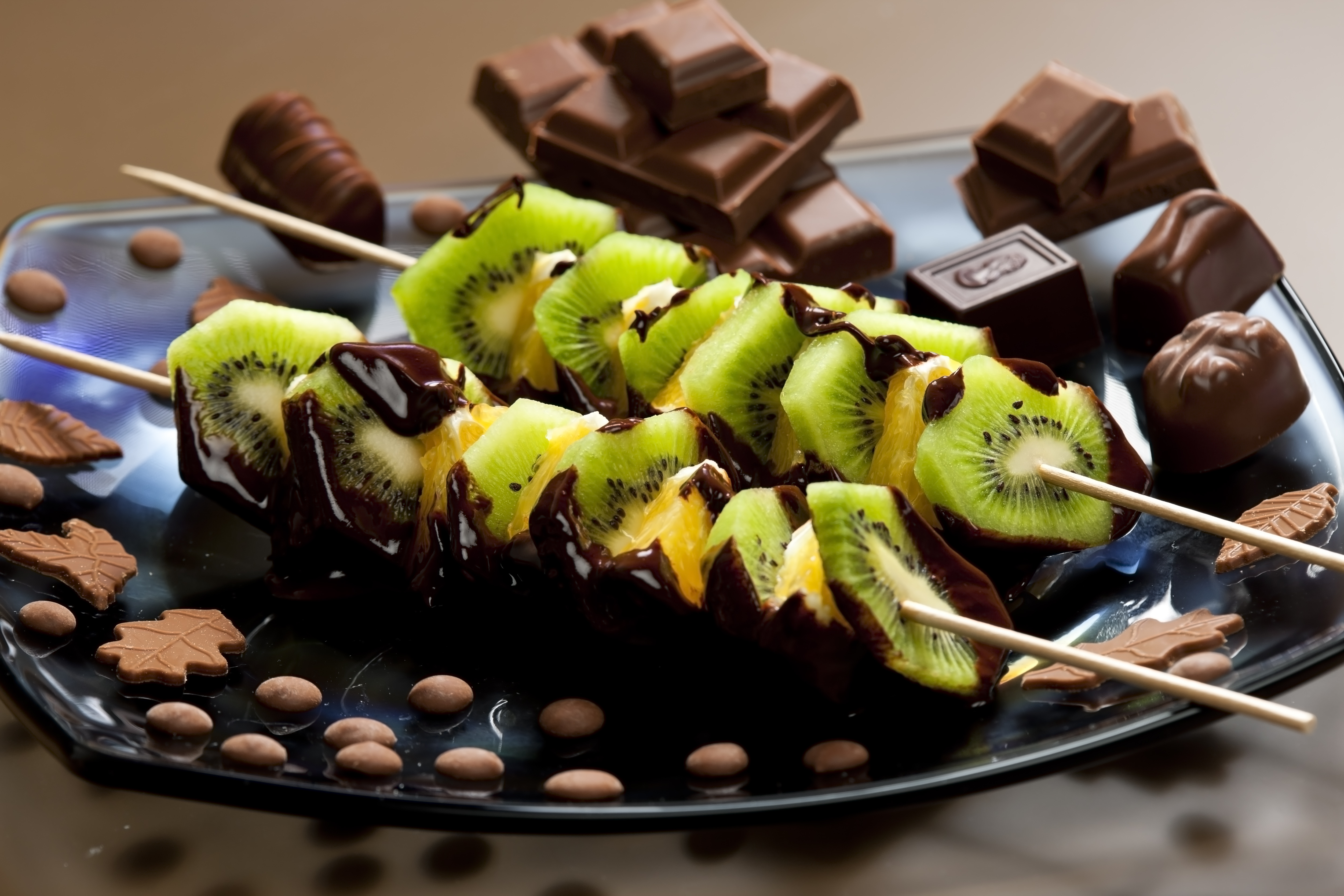 Шоколад еда. Фрукты и шоколад. Экзотические сладости. Сладкие фрукты. Фрукты в шоколаде на шпажках.