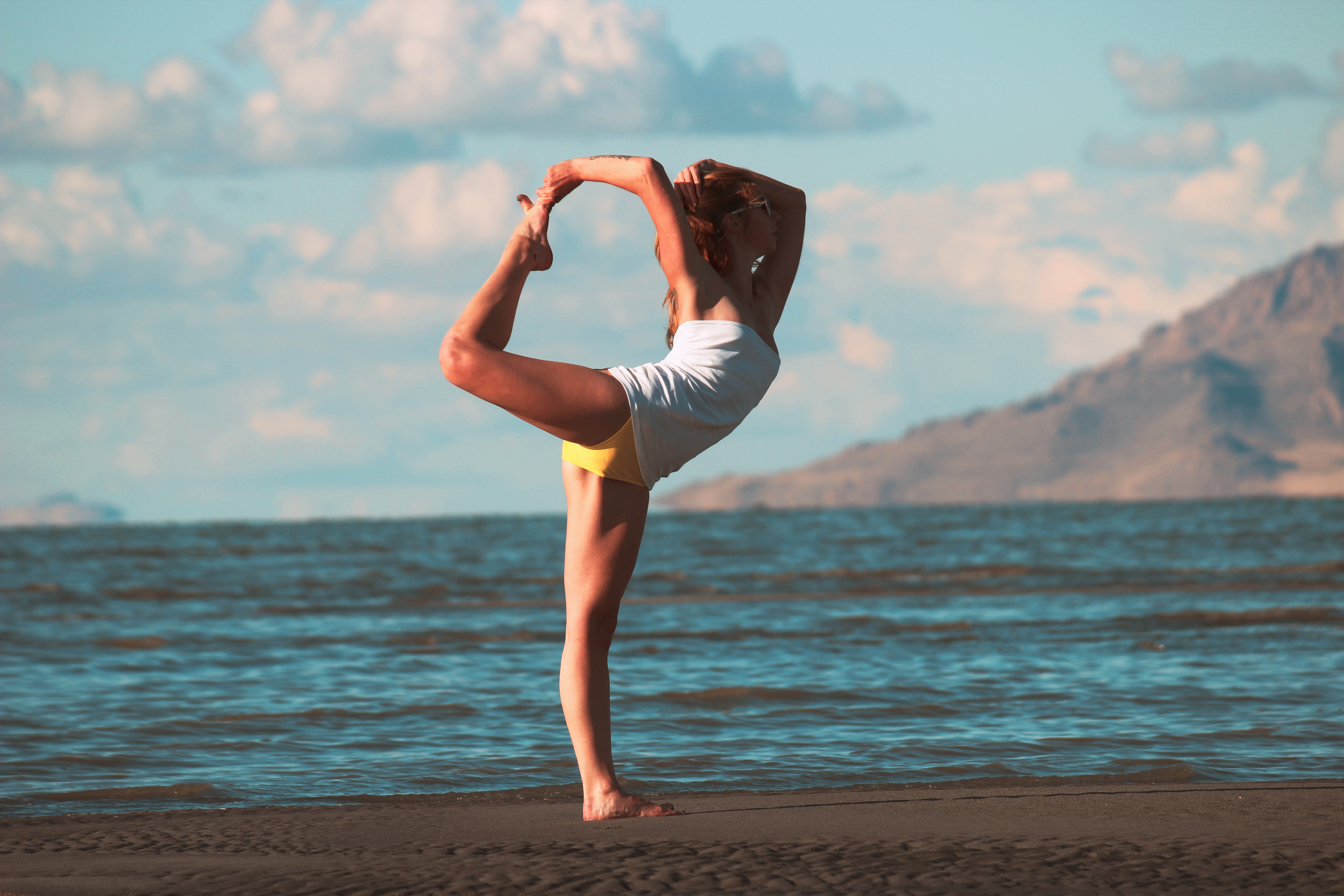 Популярная йога. Ёга Сидоренко. Йога на пляже. Девушка йога. Йога на пляже девушка.