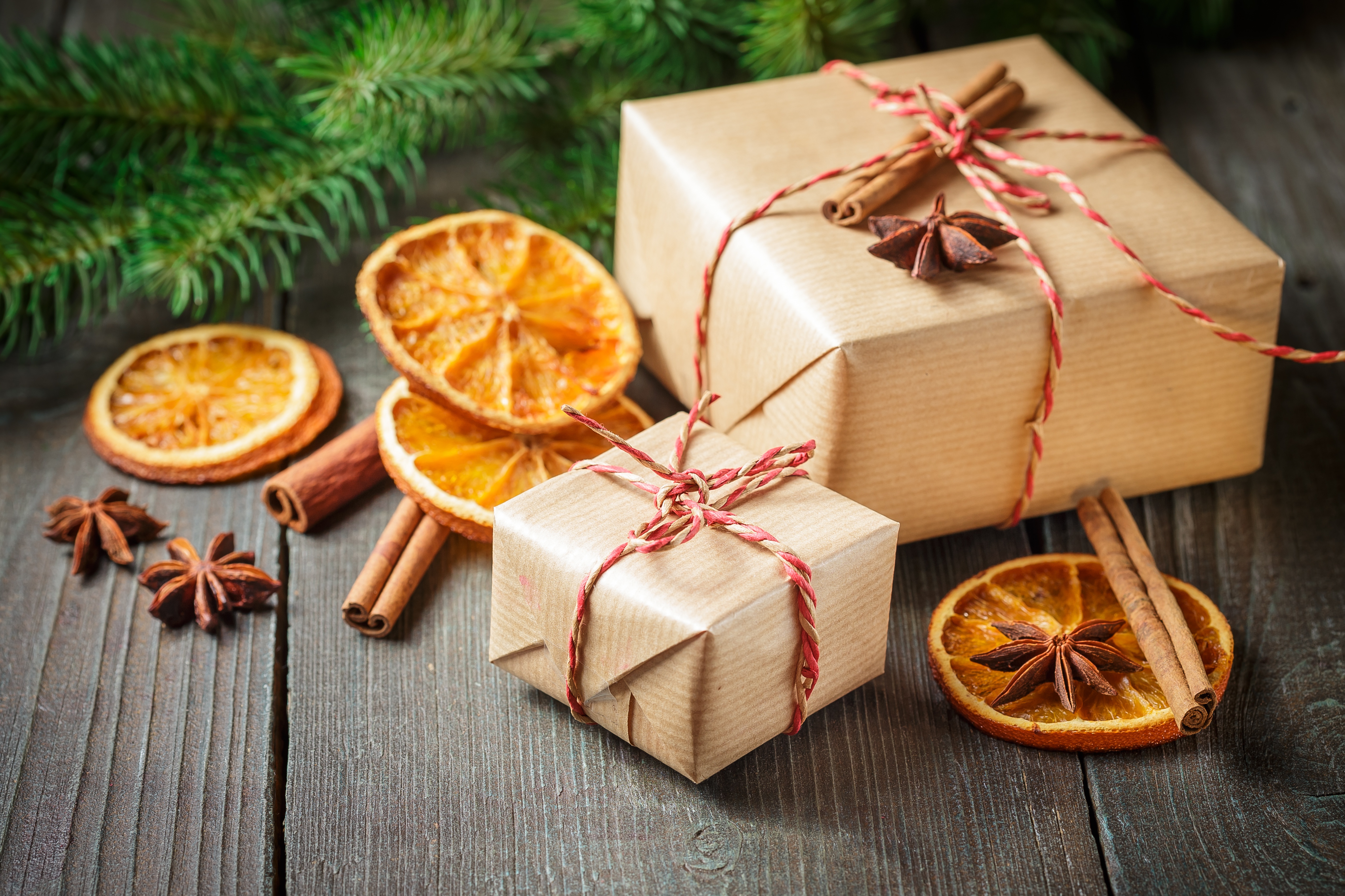 Новый год подарки мандарины. Украшение подарка апельсином и корицей. Упаковка подарков корица апельсин. Украшение подарков сушеными апельсинами. Подарки с сушеными апельсинами.