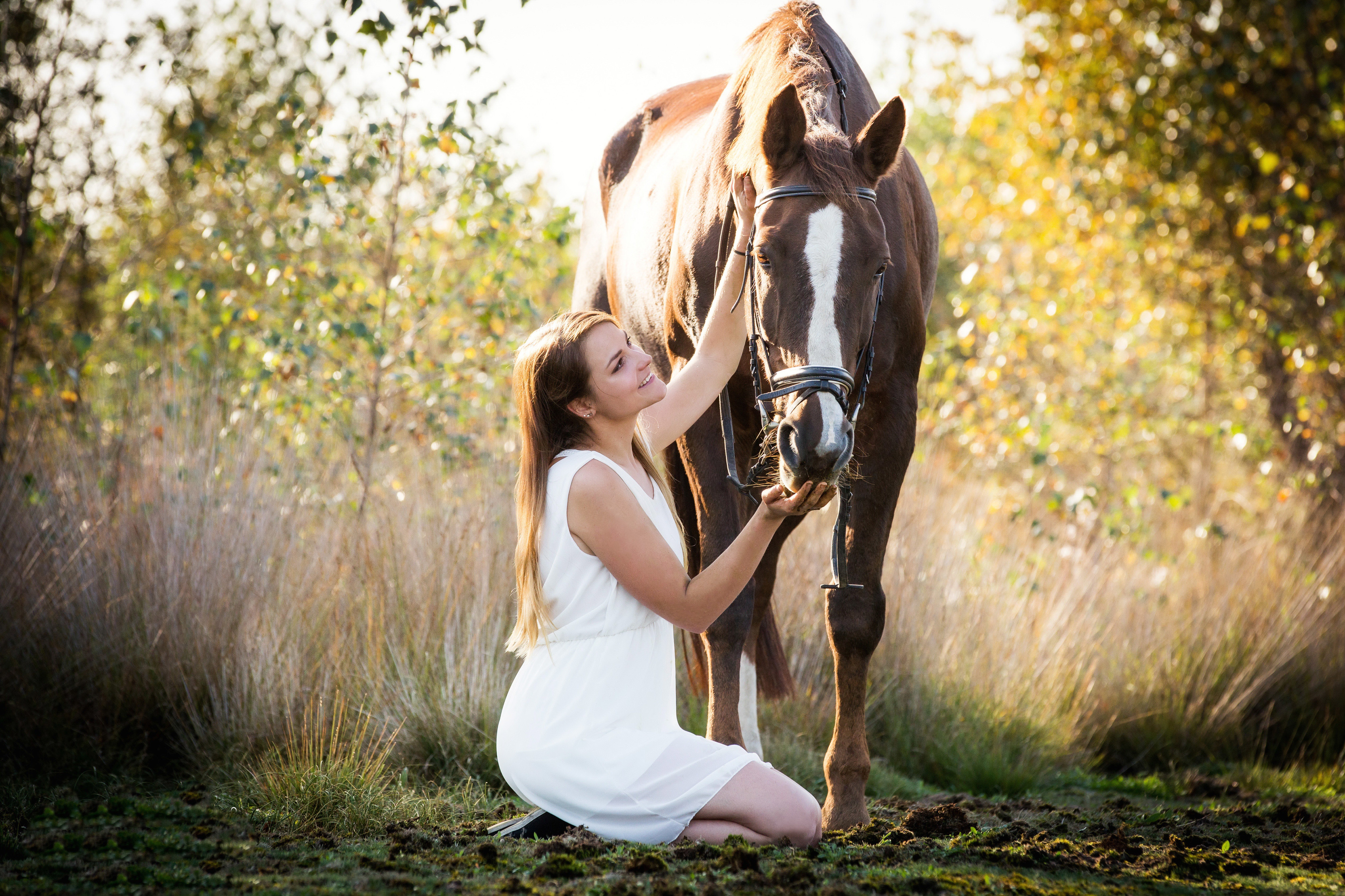 Верховая женщина. Девушка с лошадью. Конь и женщина. Девушка верхом на лошади. Лошади на природе.