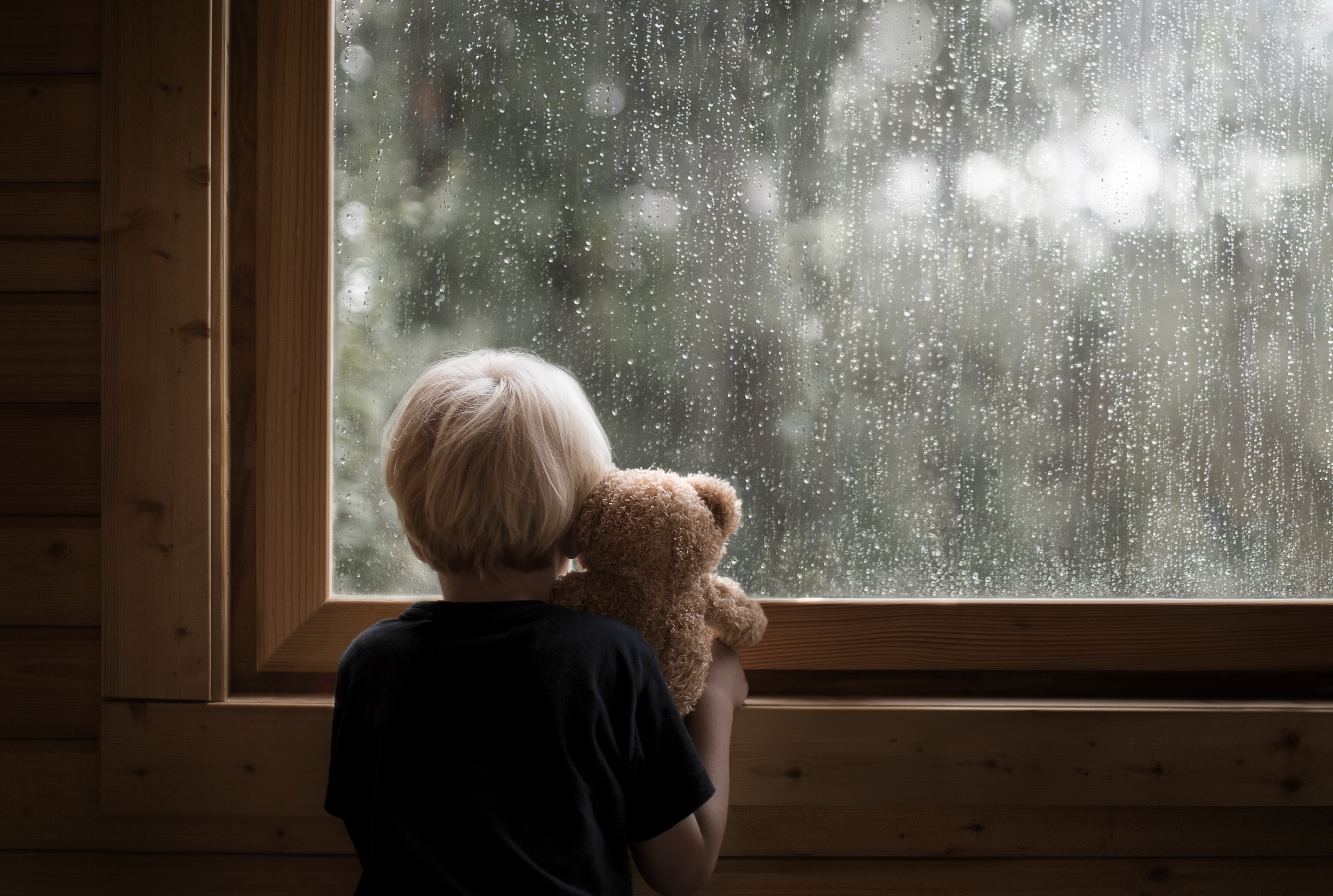 Грустный день грустный день за окнами. Дети ждут. У окна. Маленькая девочка у окна. Мальчик смотрит в окно.