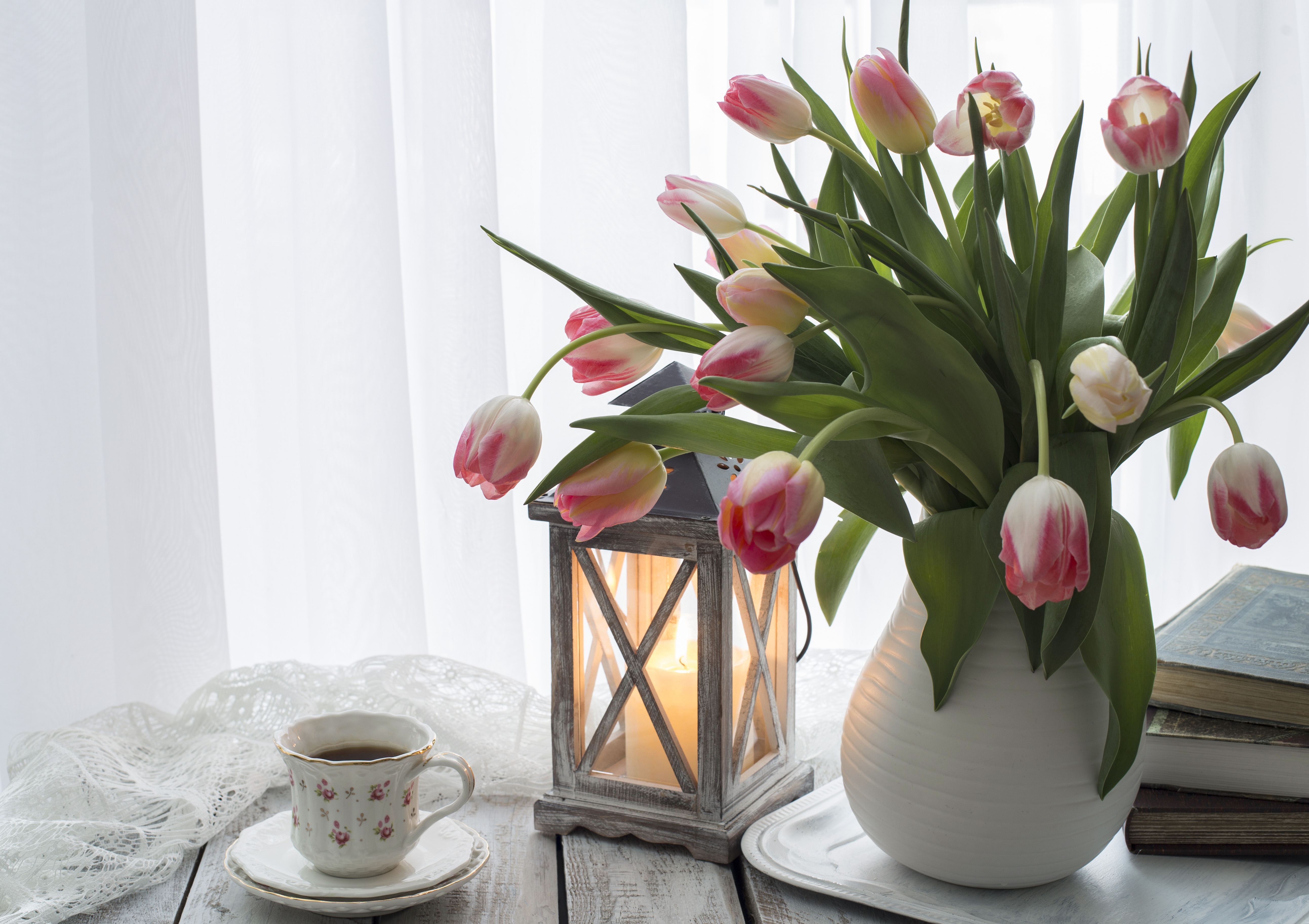 Фото тюльпаны в вазе на столе. Тюльпаны в вазе. Дульбаны в ваззе. Букет тюльпанов в вазе. Вазы для тюльпанов.