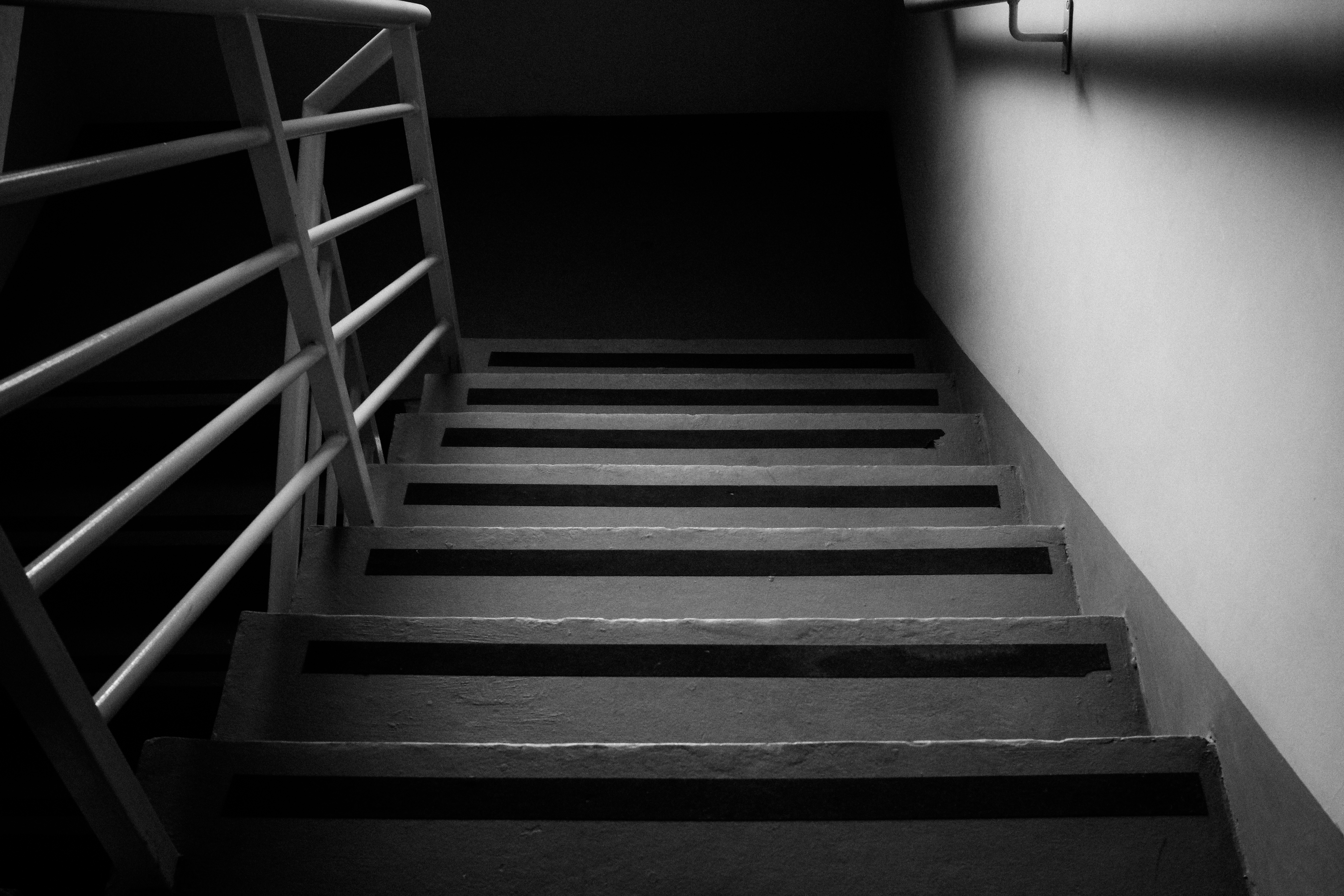 Ужасны лестницы. Лестница вниз. Темная лестница. Темный подъезд. Страшная лестница.