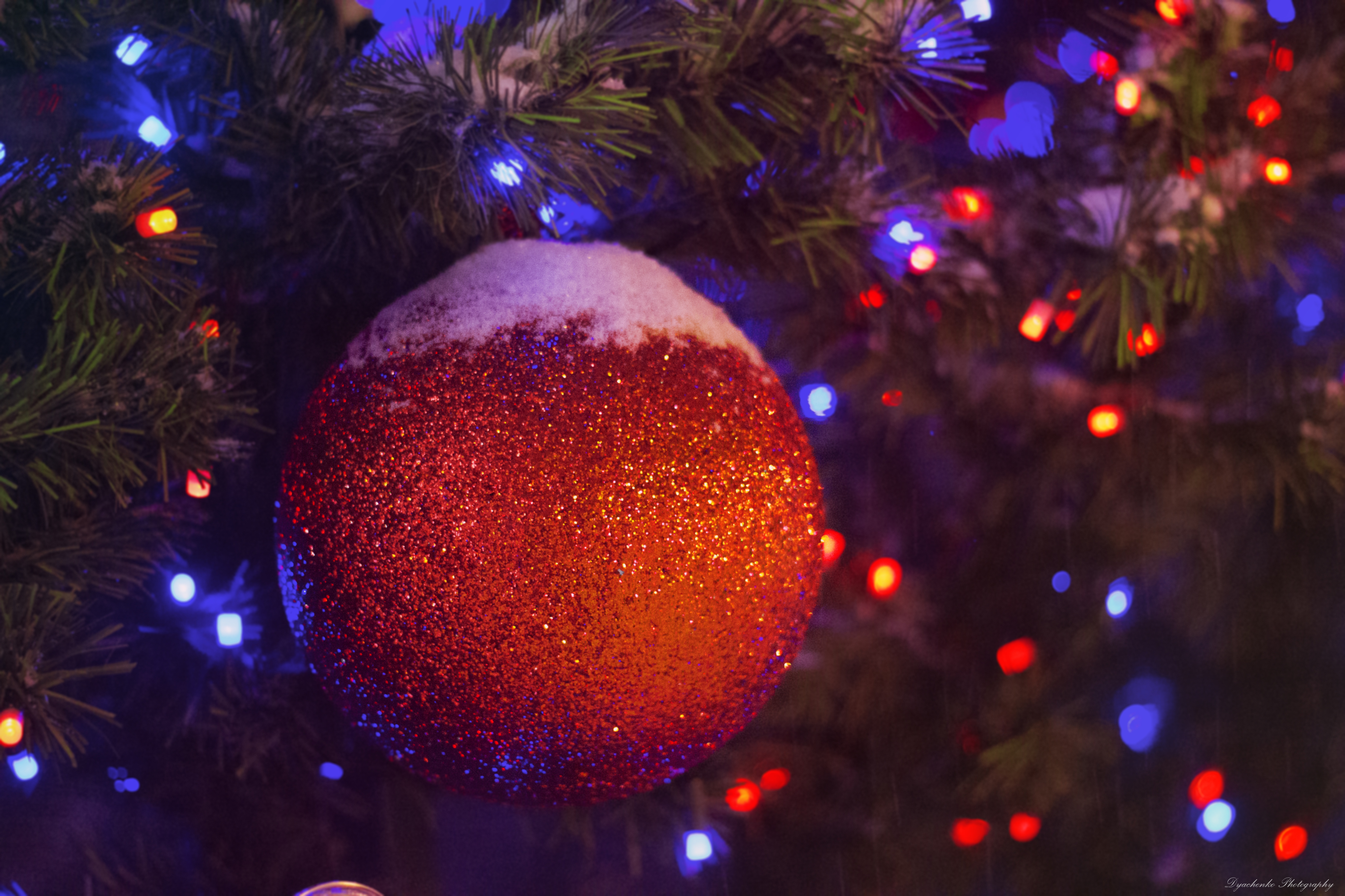 Фотка нового года 2024. Красивые новогодние шары. Елочные шары на елке. Новогодние обои на рабочий стол. Новогодние шарики на елке.