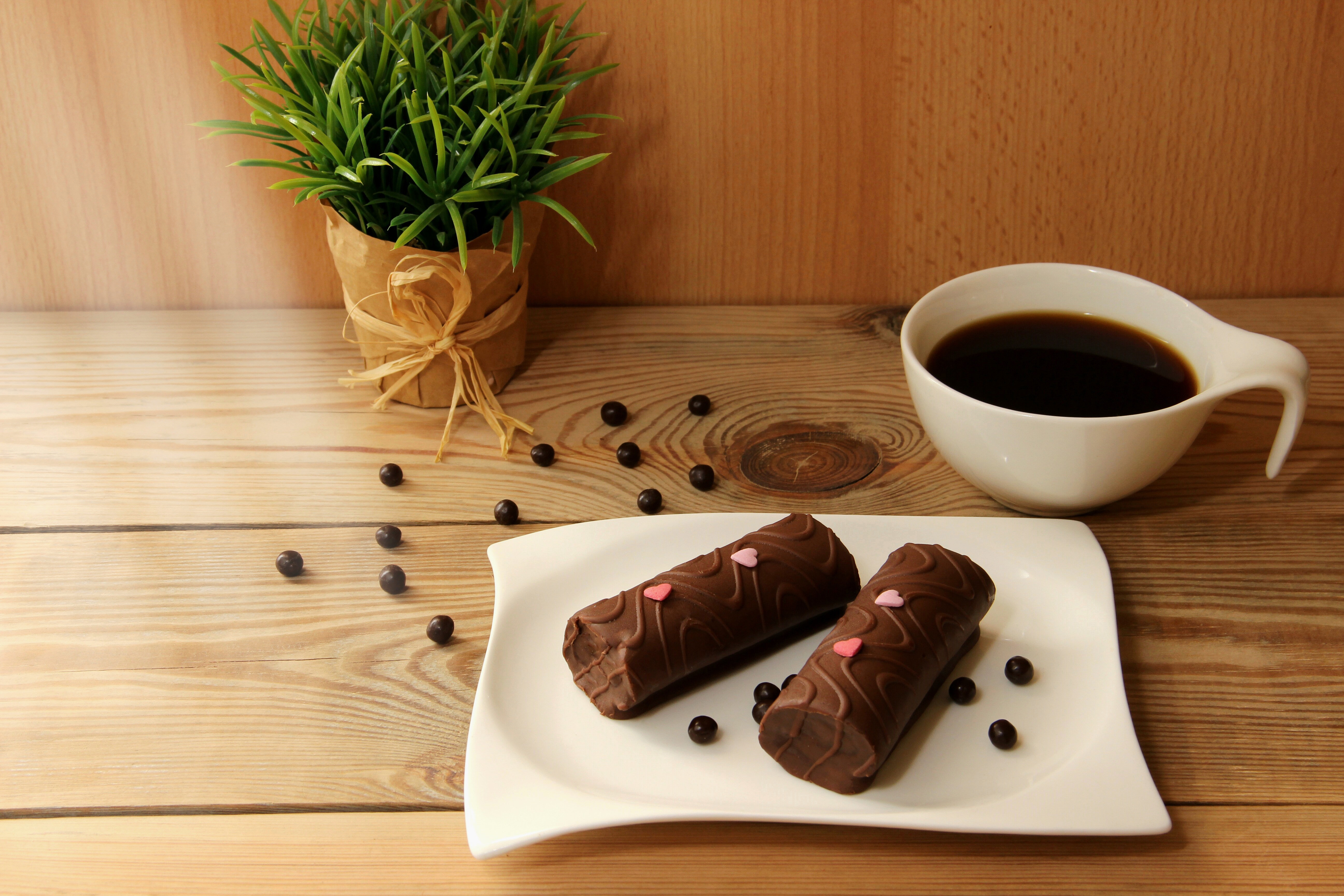 Шоколад столе. Кофе и шоколад. Чашка кофе и шоколад. Кофе с шоколадкой. Кружка кофе с шоколадом.
