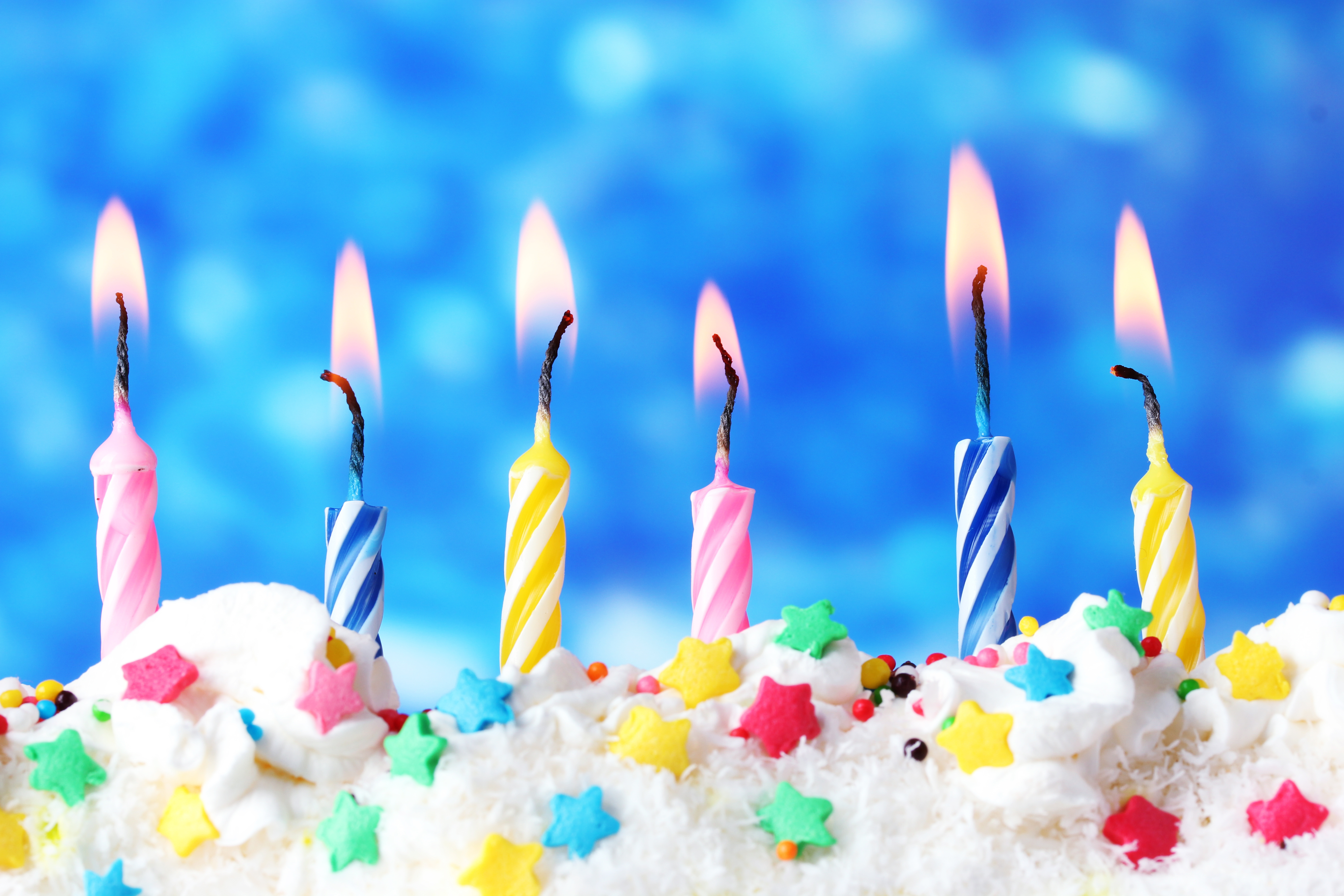 Видео торт свечи. Торт со свечками. Праздничный торт со свечами. Открытка с днём рождения торт. Свеча в торт "с днем рождения".