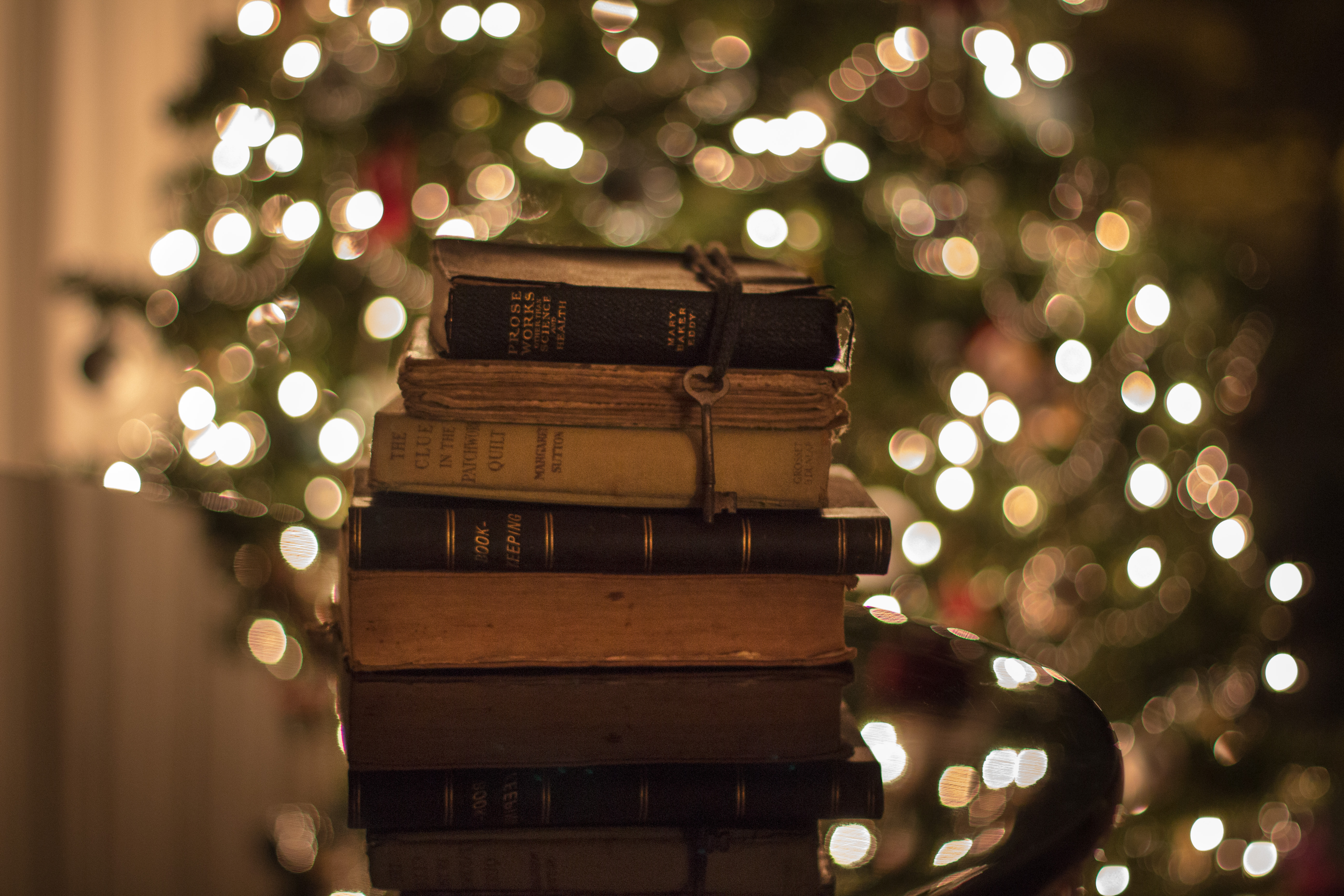 Christmas book. Новый год книги. Книга Рождества. Стопка книг. Елка книга.