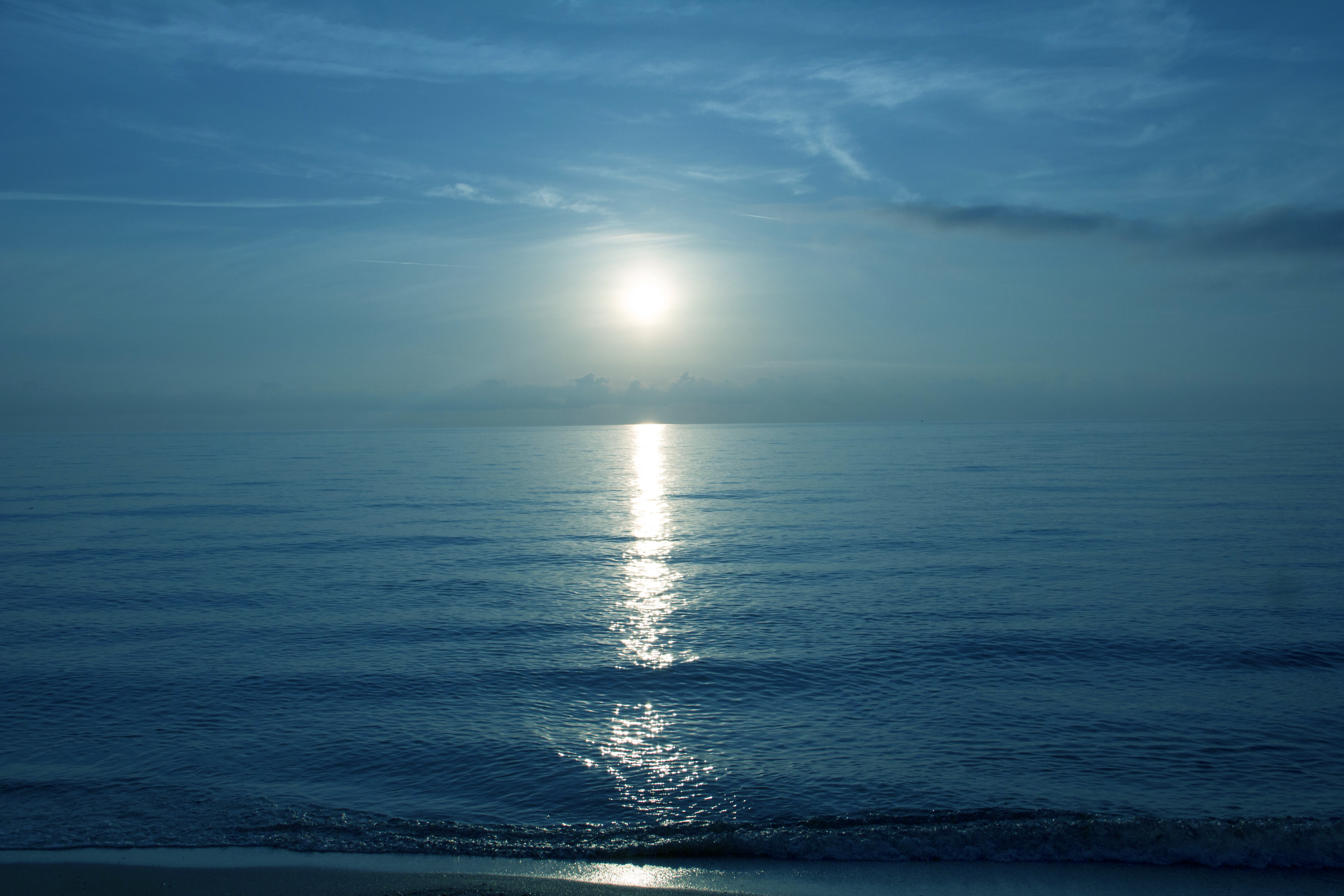 Спокойное фото. Рассвет на море. Ранний рассвет на море. Солнечное море. Солнце над морем.