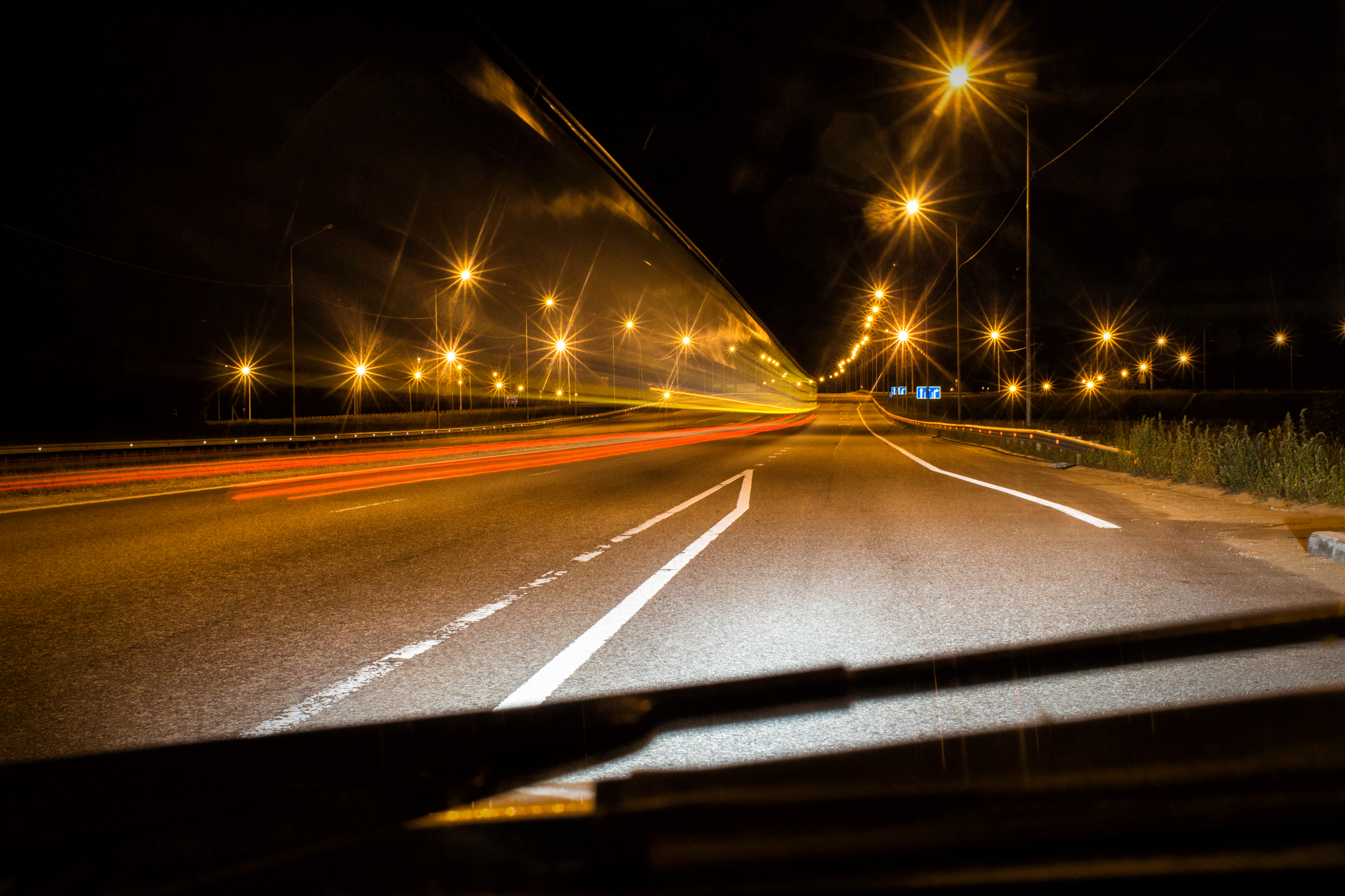 Автомобиль ночью на дороге. Ночная дорога. Ночная дорога из машины. Вид с машины на дорогу ночью. Ночная трасса из машины.