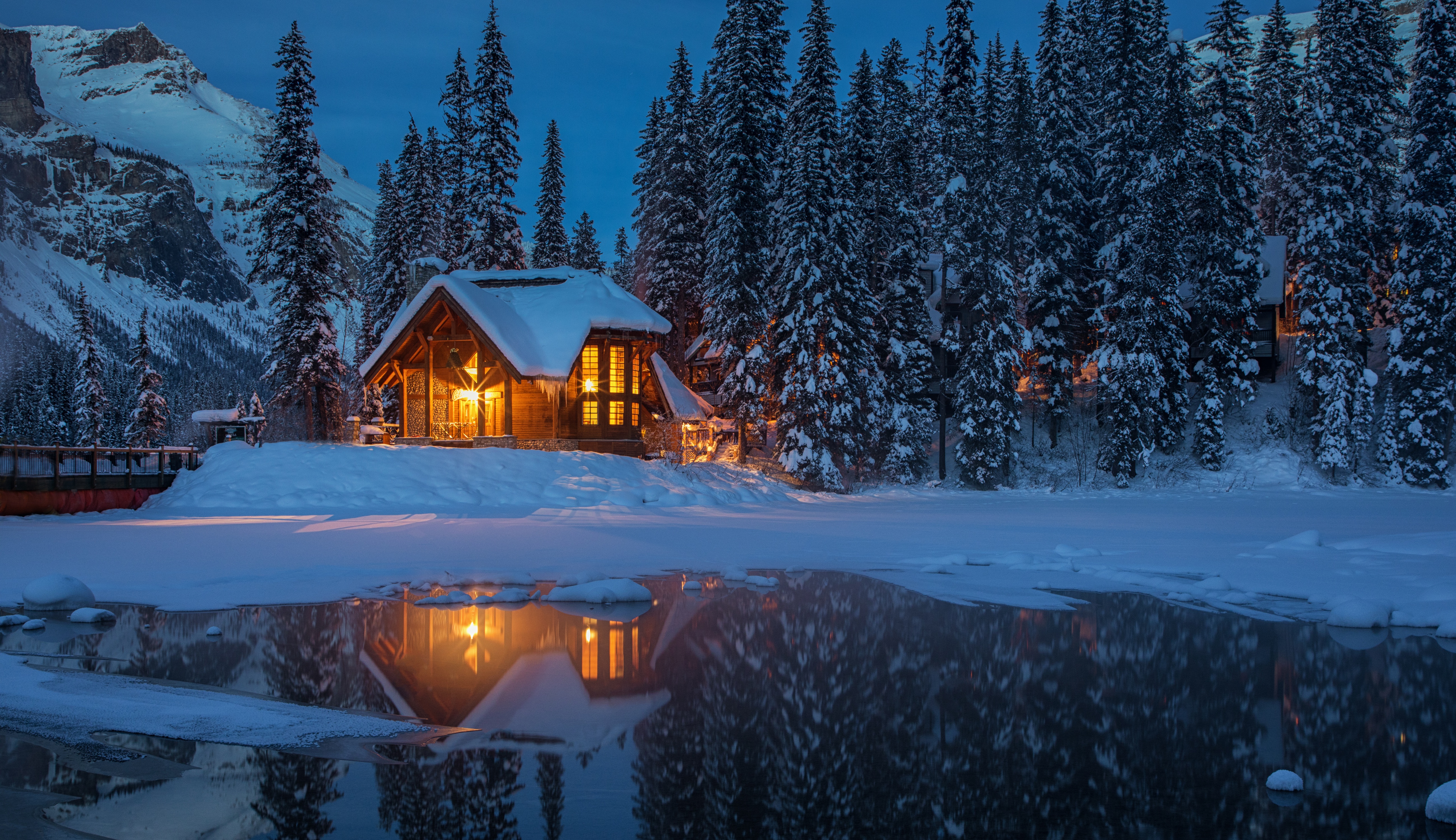 Новый год в озерах. Домик в зимнем лесу. Заснеженный домик. Дом в лесу зимой. Заснеженный домик в лесу.