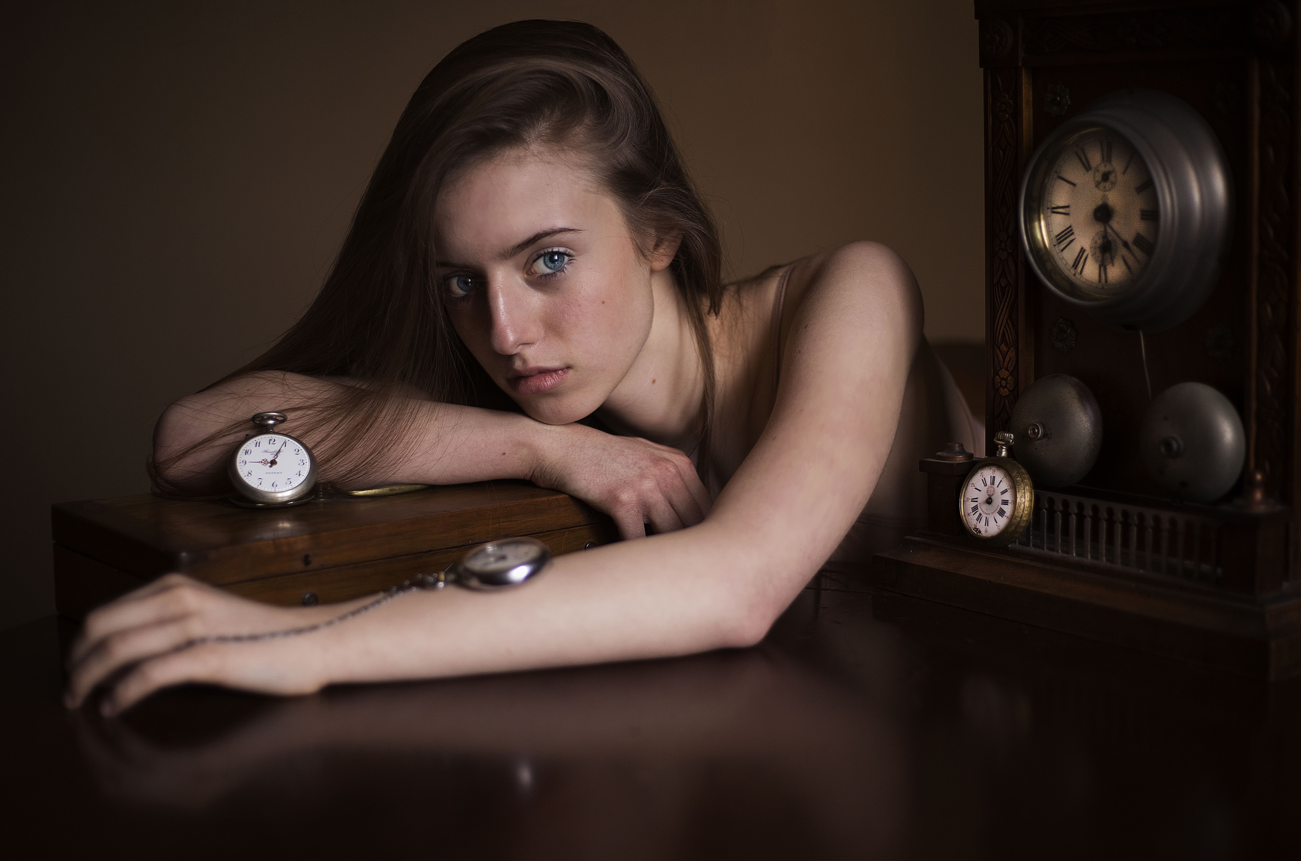 Рџ. Девушка с часами. Фотосессия девушки и часы. Портрет с часами. Девушка с часами модель.