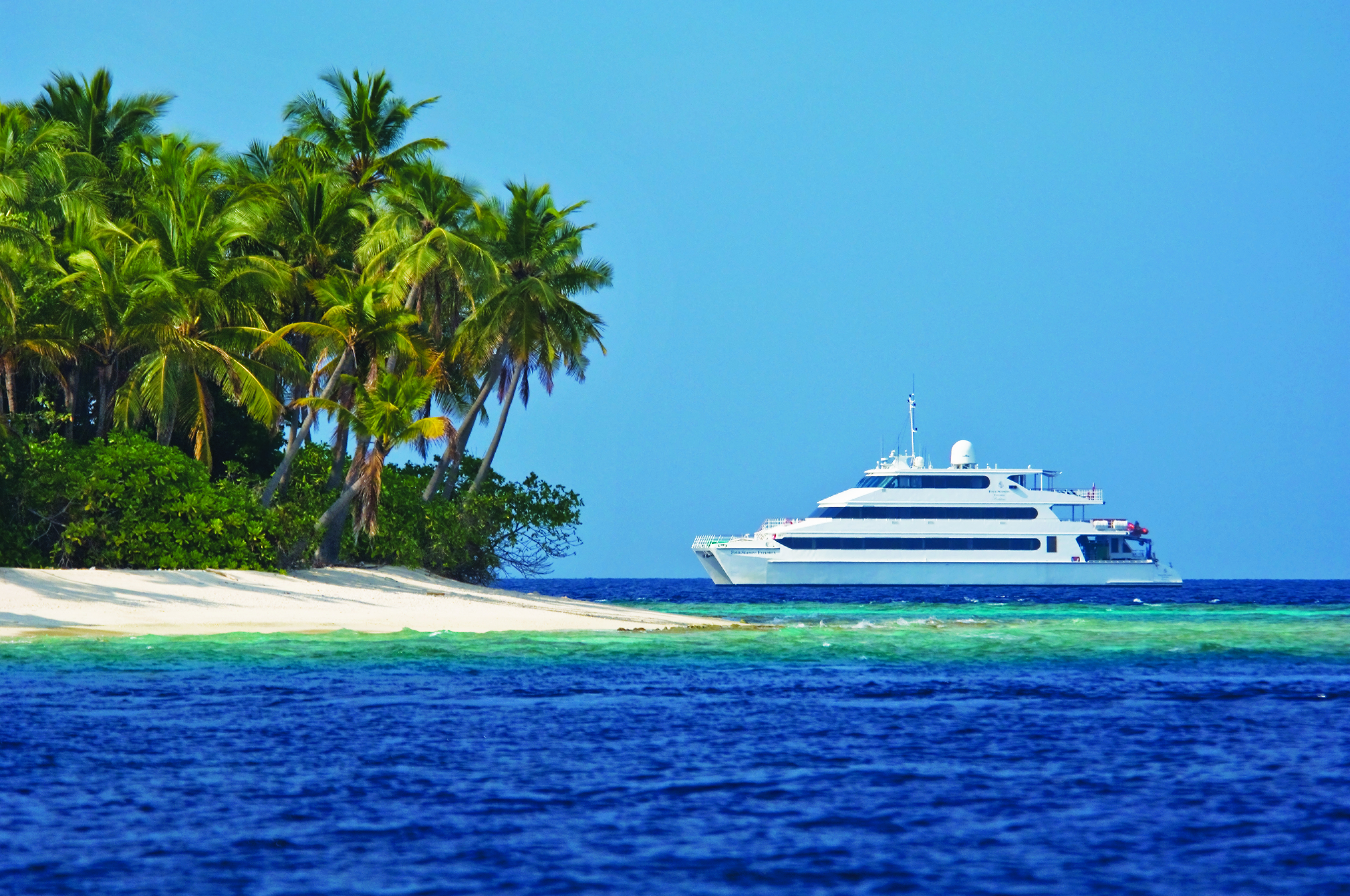 Яхта остров фото. Мальдивы яхта. Four Seasons Resort Maldives at kuda Huraa. Остров Хураа Мальдивы. Индийский океан Мальдивы.