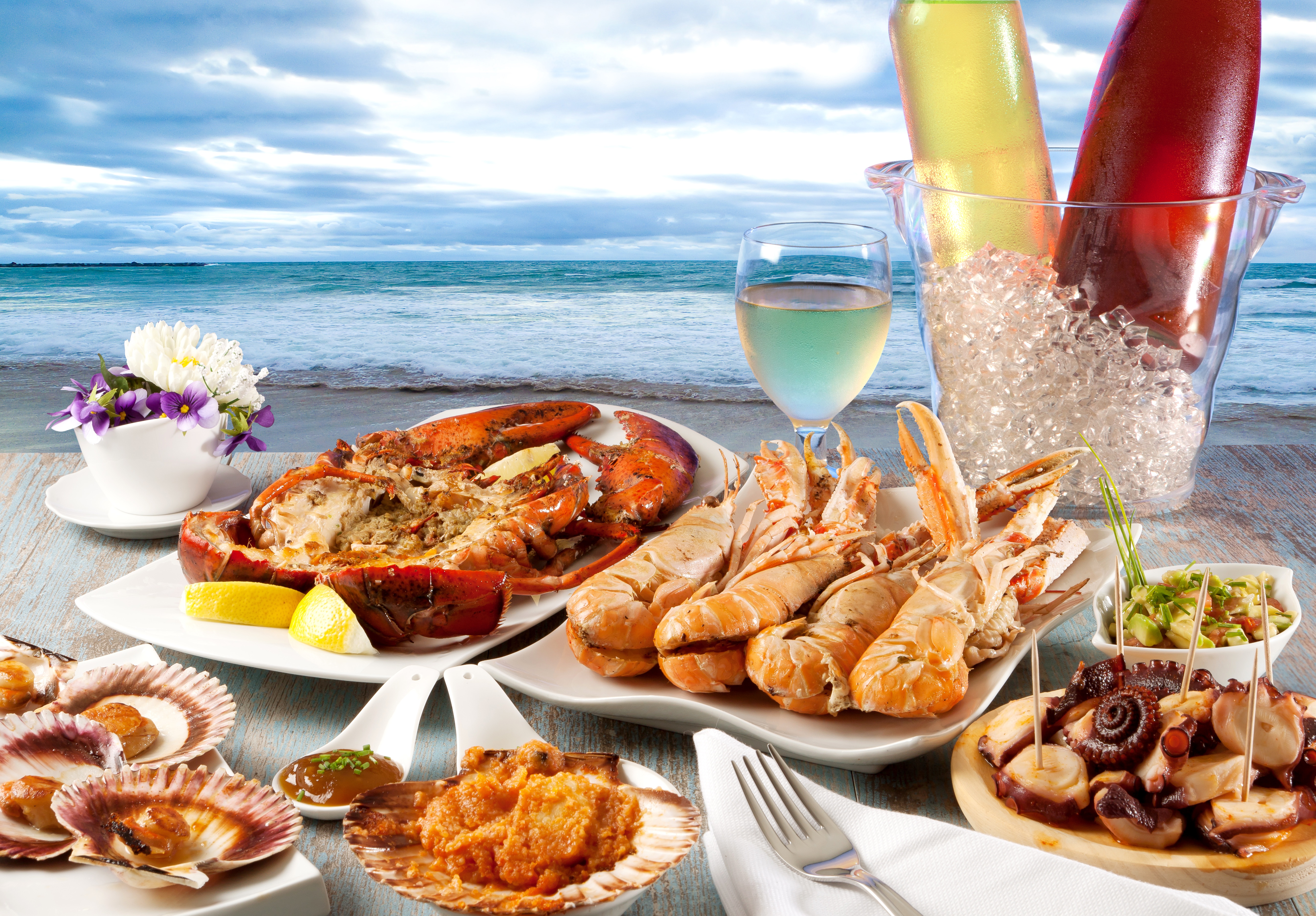 Столовая море. Карибская кухня. Стол с едой. Средиземноморская кухня. Стол с морепродуктами.