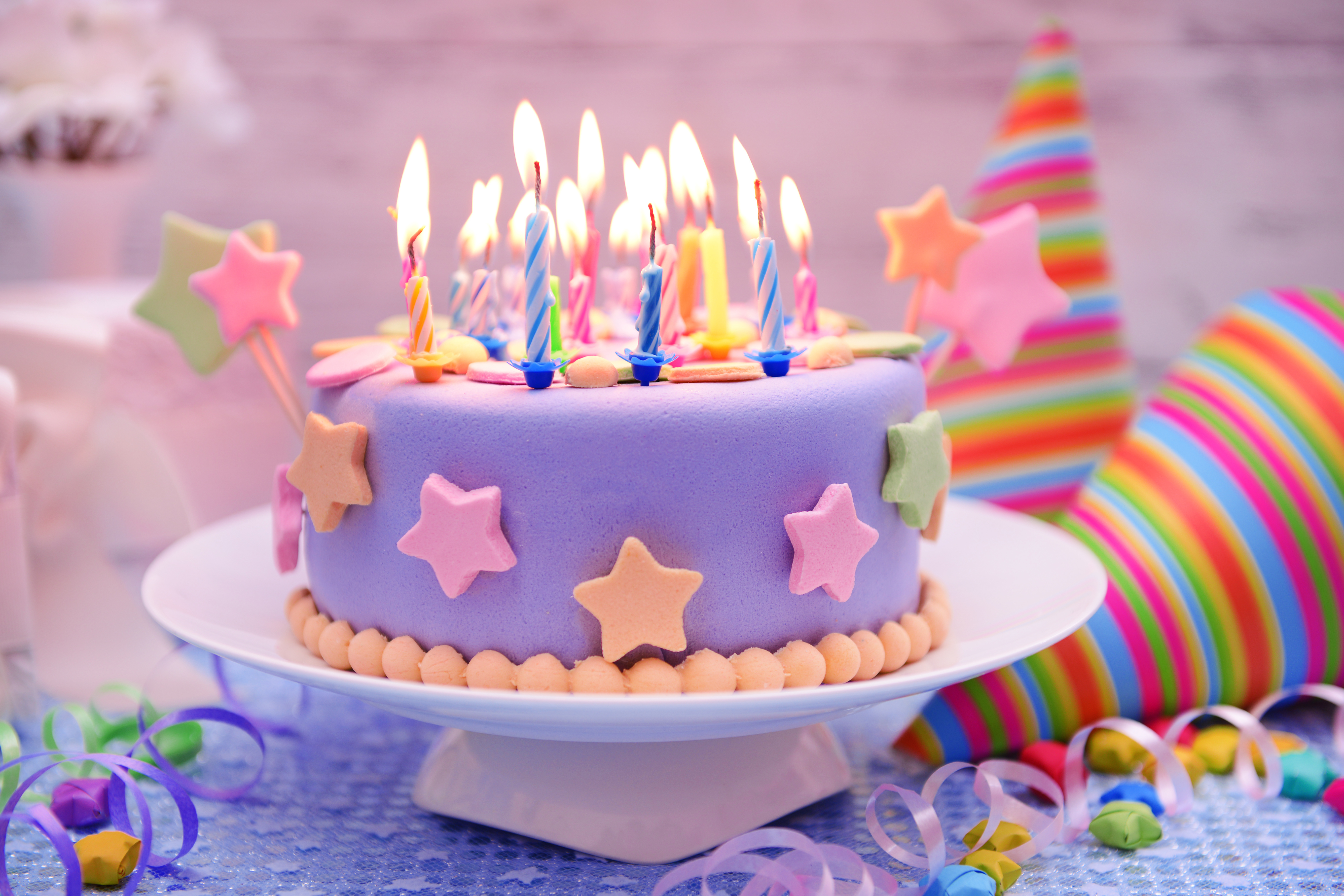 Ден рождения. Праздничный торт. Тортики на день рождения. Красивый торт со свечами. Торт с днем рождения!.