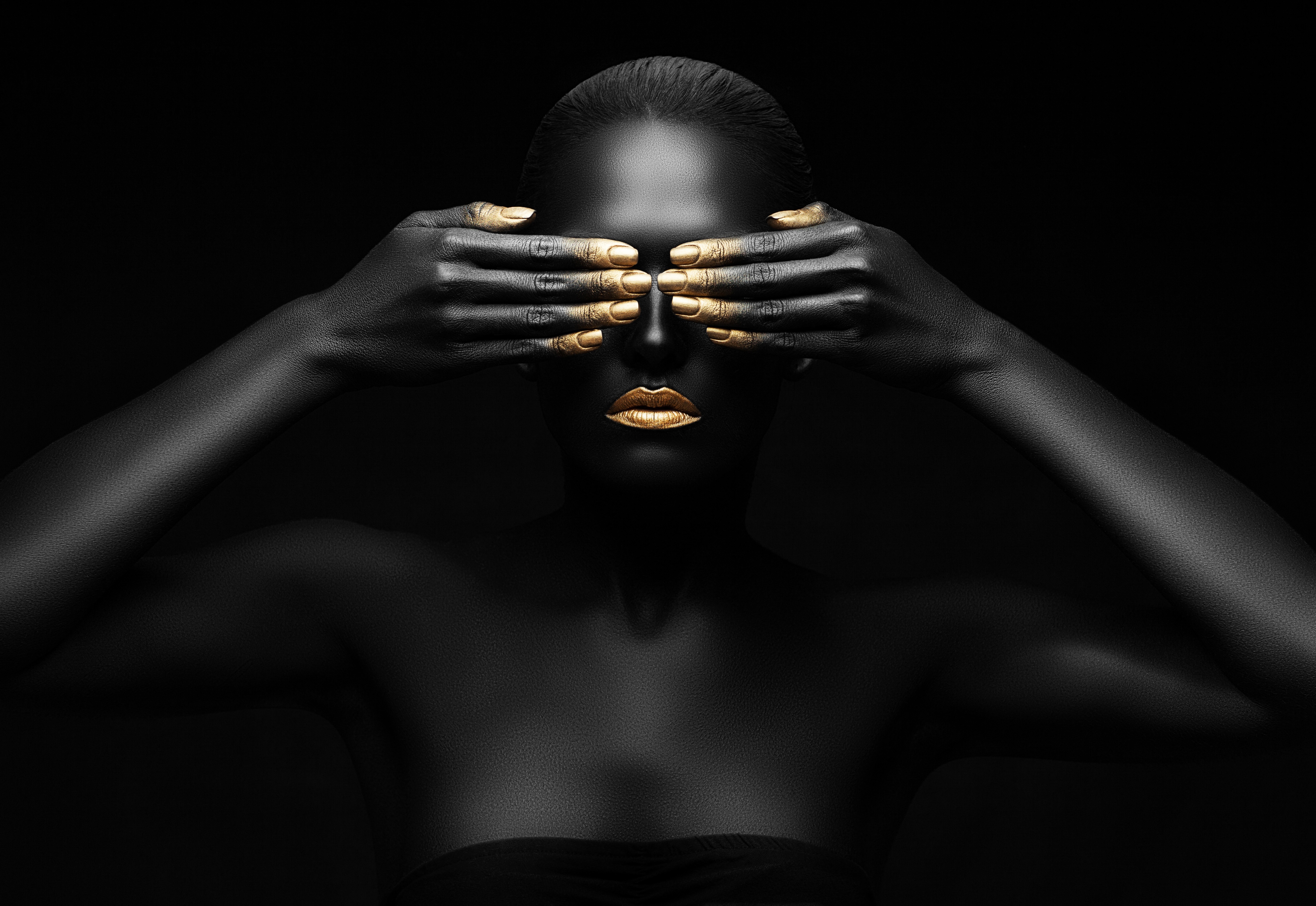 Черное тело в голове. Лицо девушки на черном фоне. Черная женщина в золоте. Чернокожая девушка в золоте. Фотосессия на темном фоне.