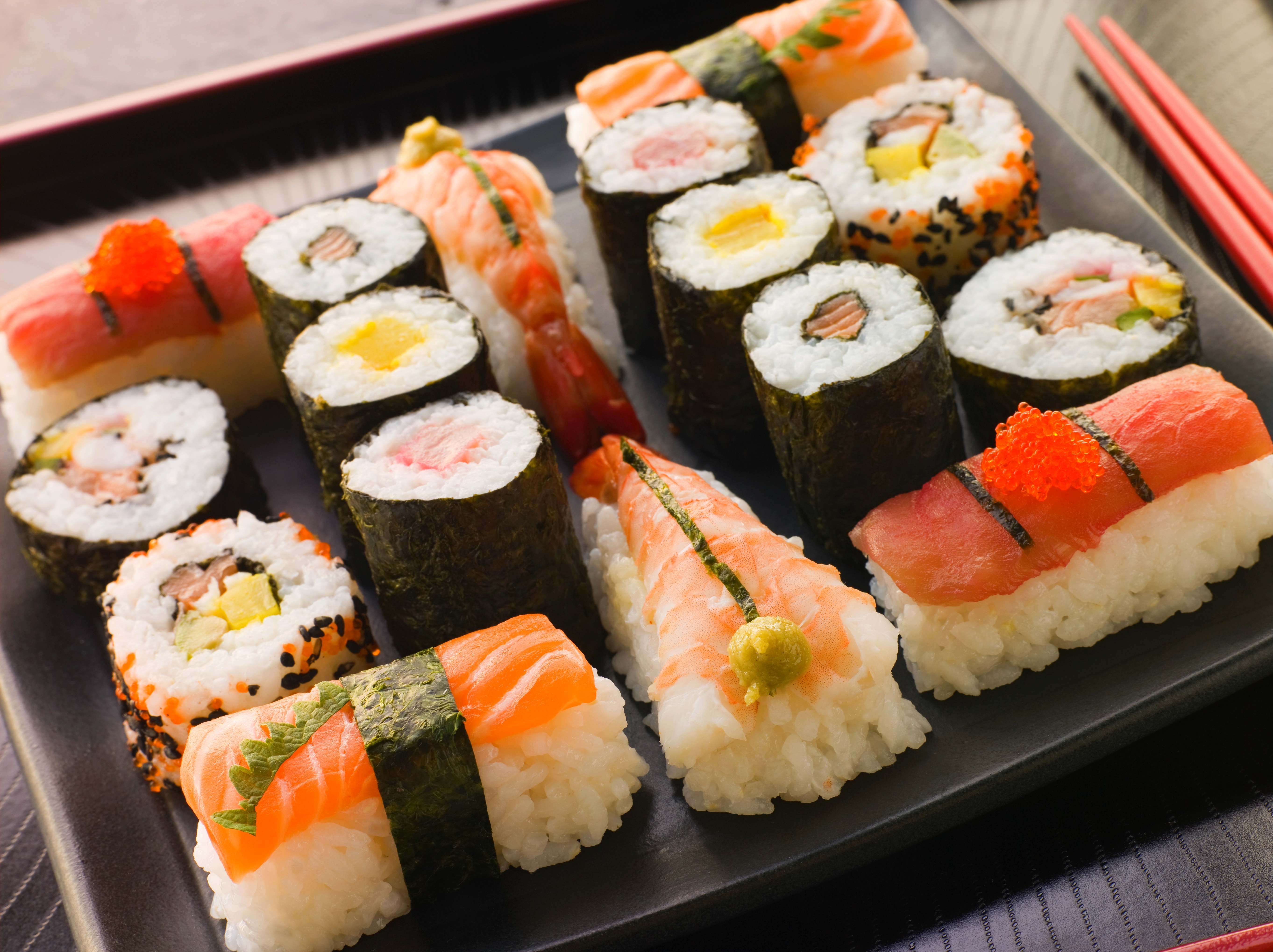 Суши хвойная. Суши роллы японская кухня. Настоящие японские суши в Японии. Роллы в Японии. Японская еда суши.