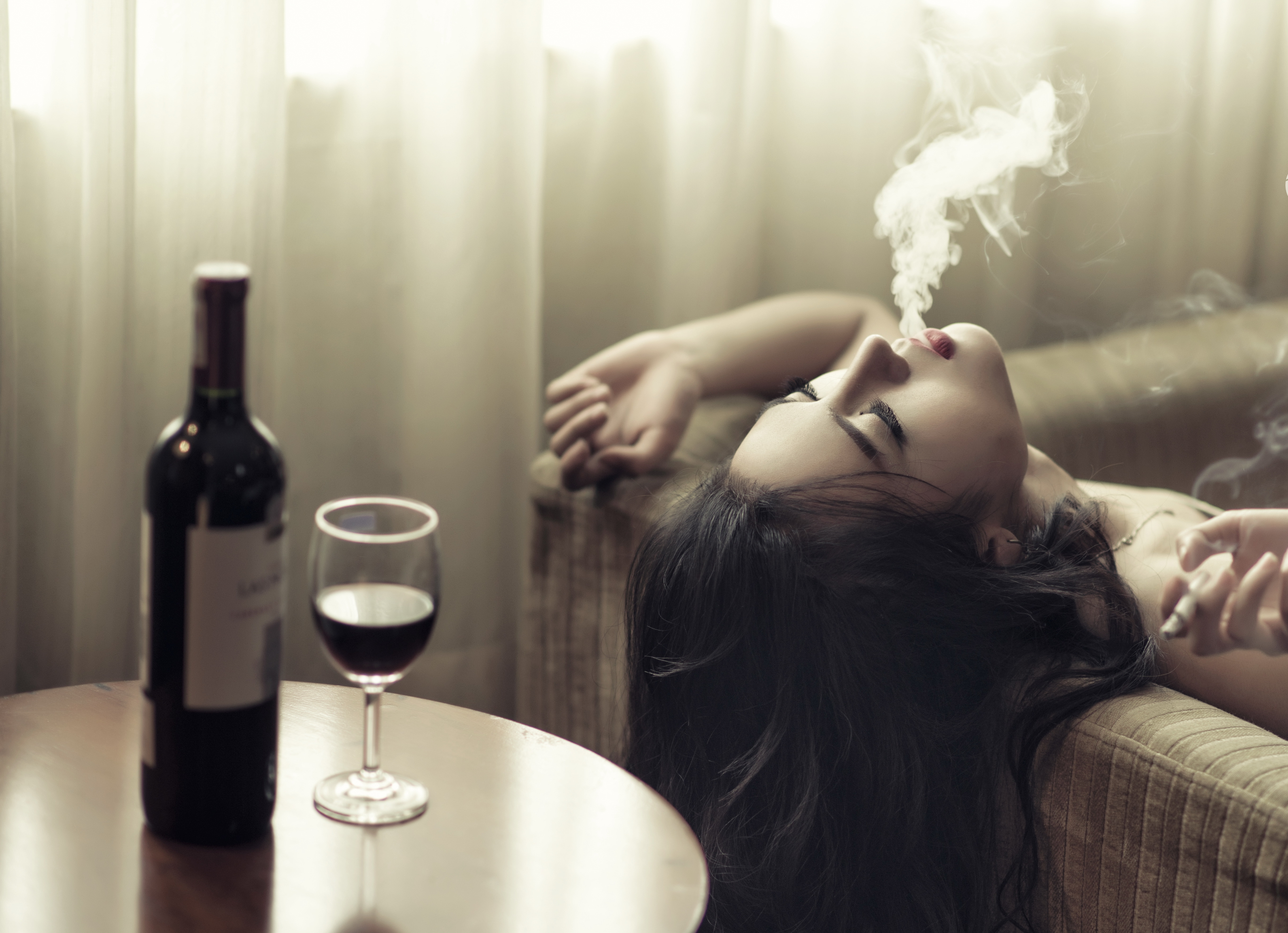 Пьет поет курит. Девушка с вином. Девушка пьет вино. Девушка с вином и сигаретой. Грустная девушка с вином.