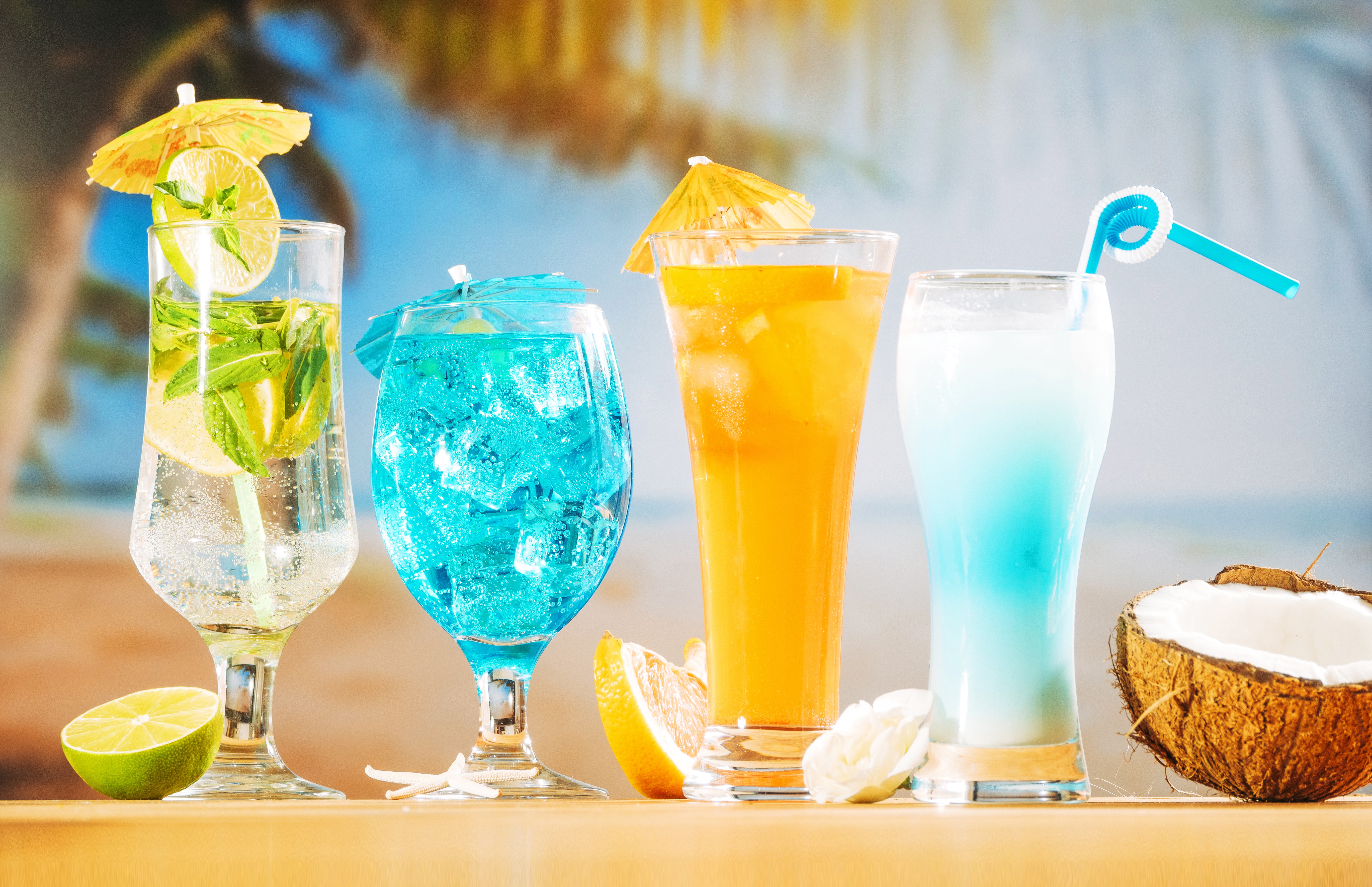 Питьевые коктейли. Мохито голубая Лагуна. Пина Колада голубая Лагуна. Летние коктейли. Коктейль на пляже.