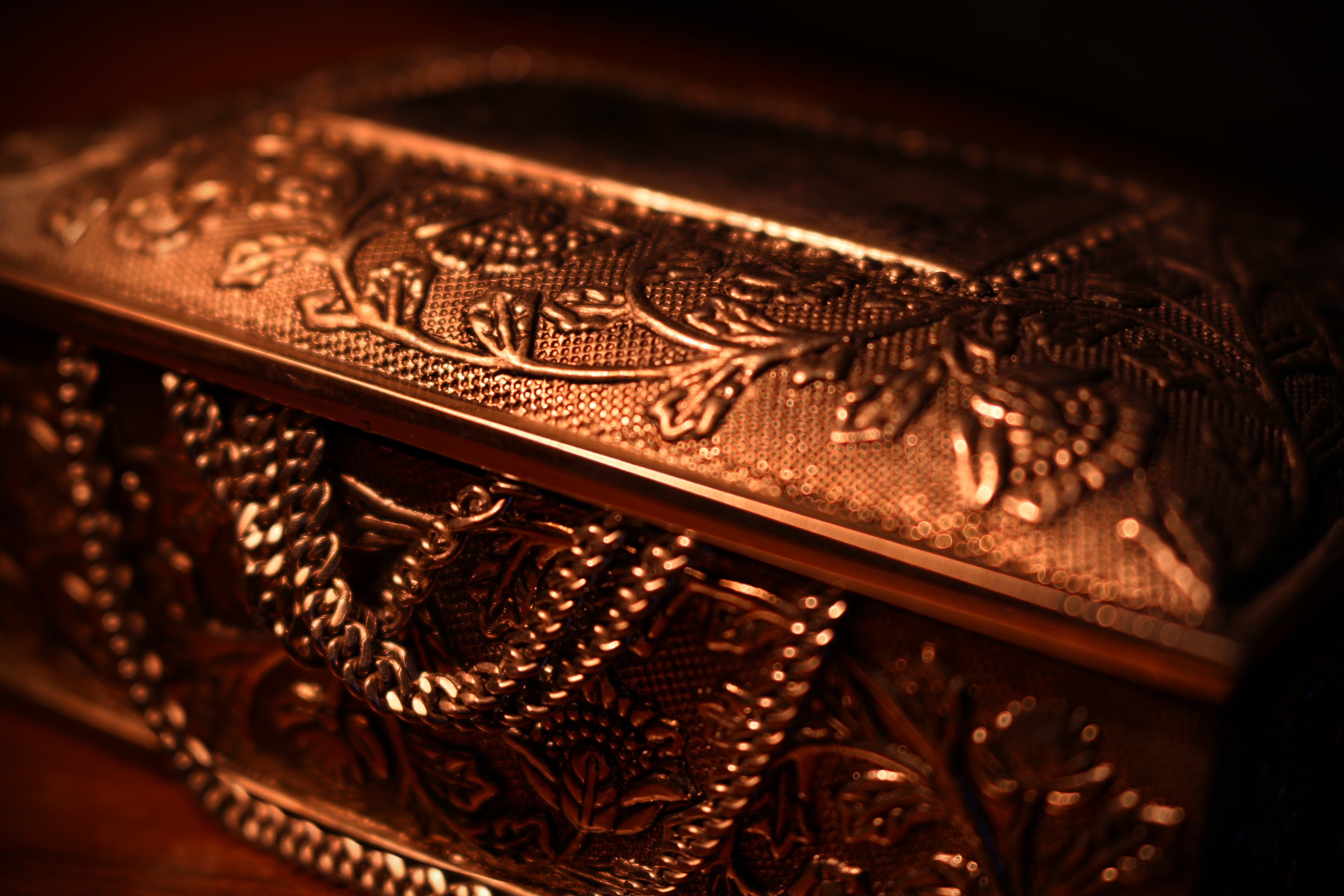 ). богатство сокровища. гора золота. сундук с золотом. клад с драгоценностями.