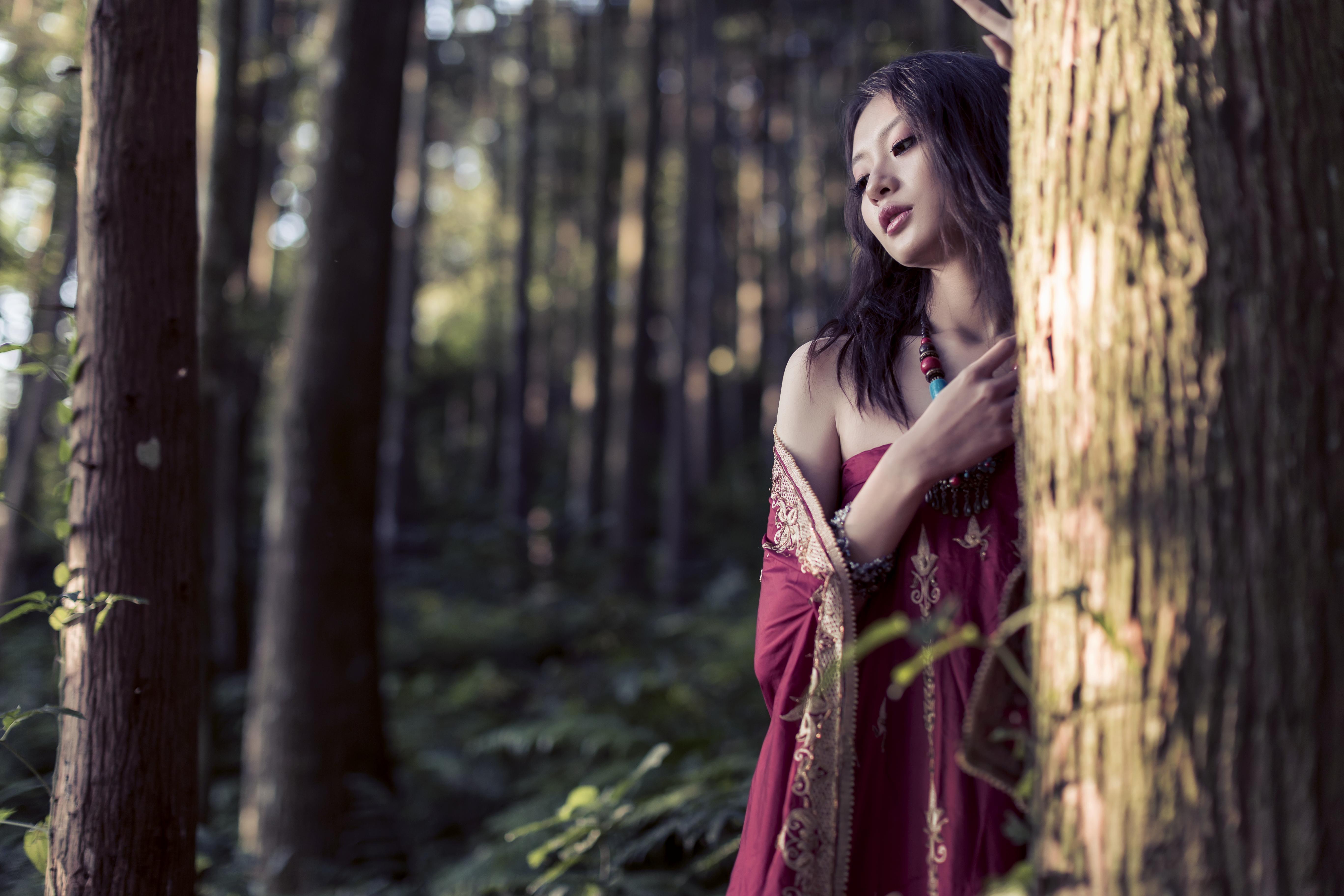 Forest women. Девушка в лесу. Портретная съемка в лесу. Девушка в лесу фотосессия. Лесная девушка.