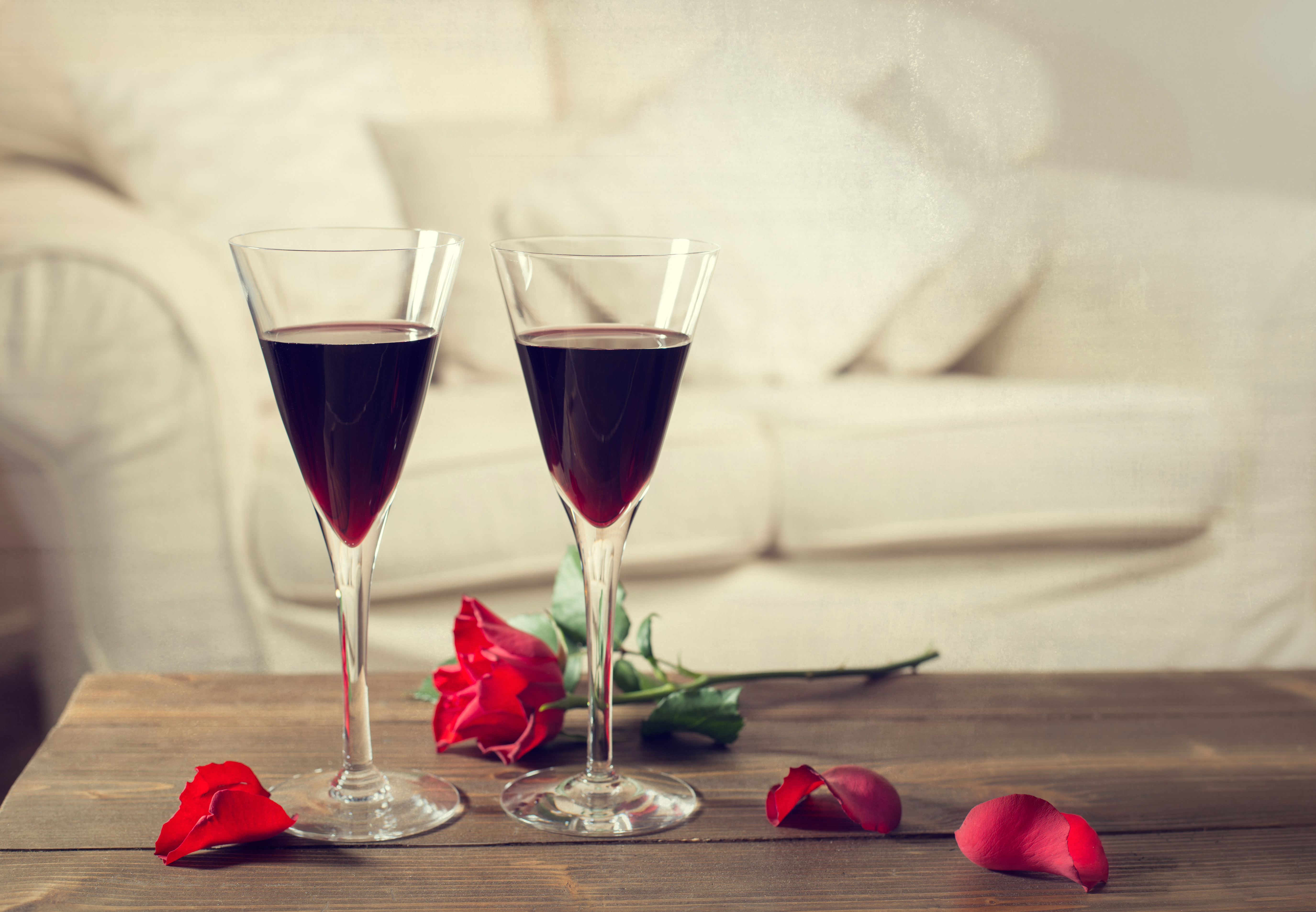 Бокалы бокалы нежную песни. Бокал вина. Бокал с вином. Красивые бокалы. Романтический вечер с вином.