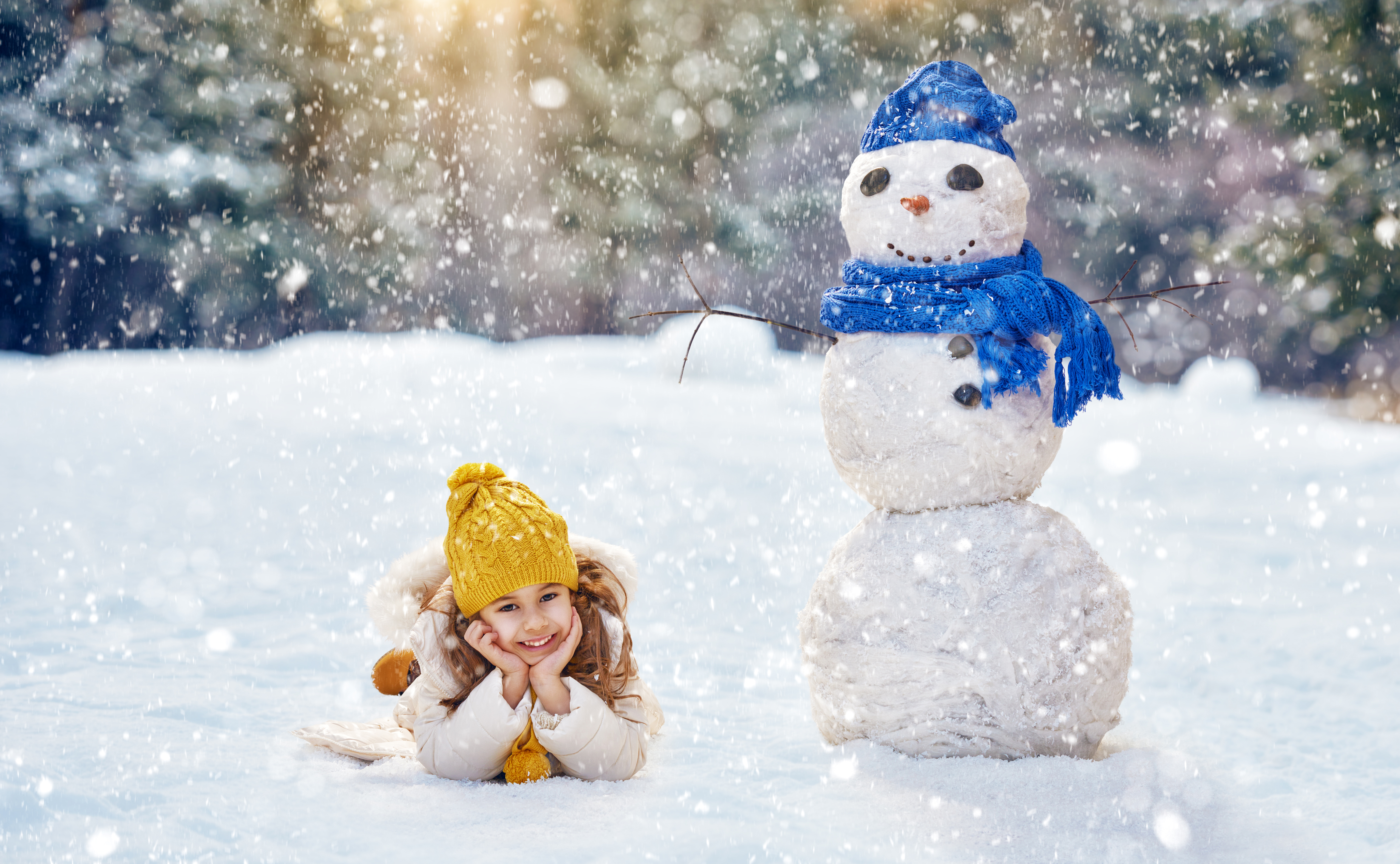 Снег снеговик снегурочка. Снеговик красивый. Снеговик девочка. Зима для детей. Дети зима снег.