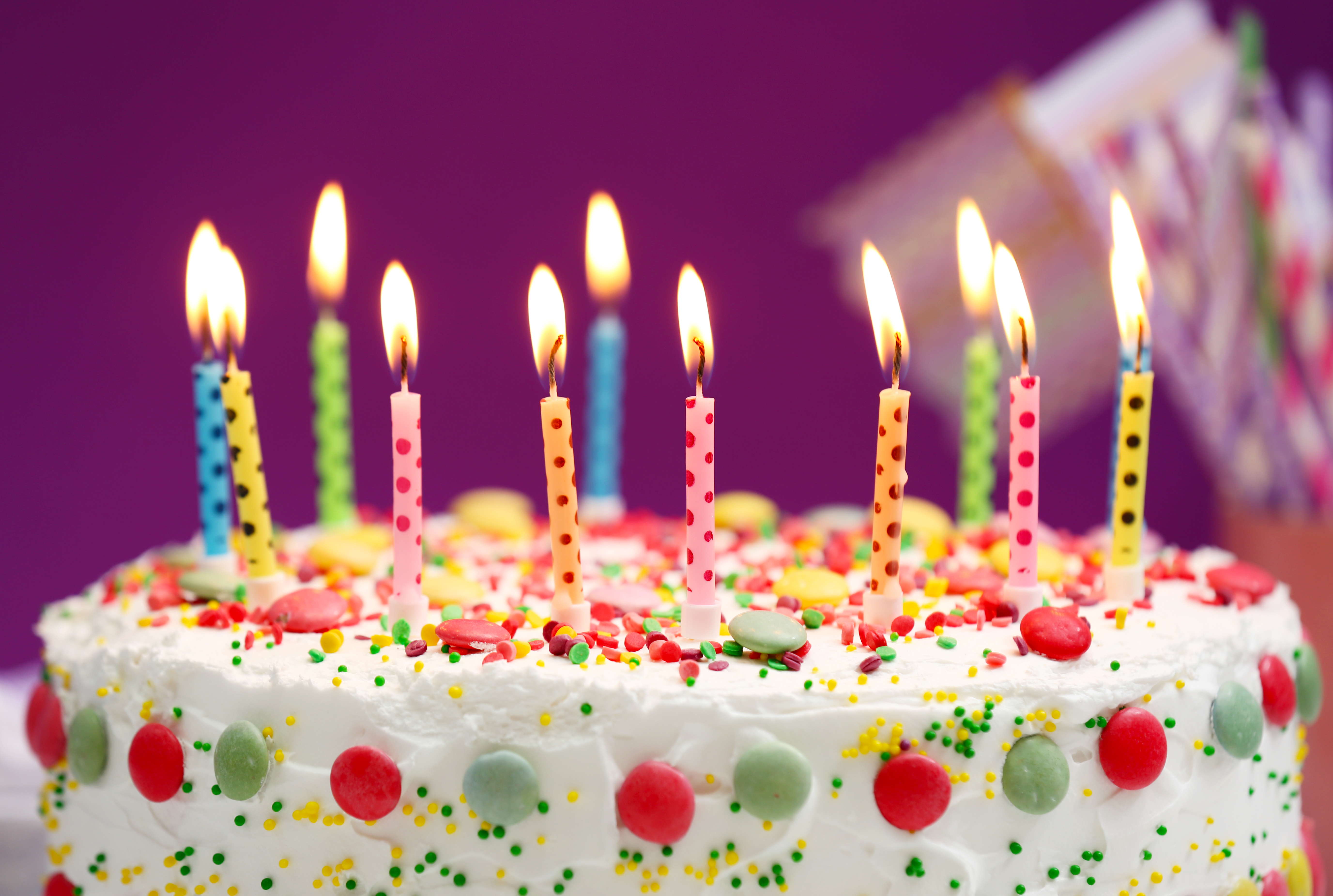 День рождения полностью. Тортик с днем рождения. Красивые торты на день рождения. Свечи для торта. Открытка с днём рождения торт.