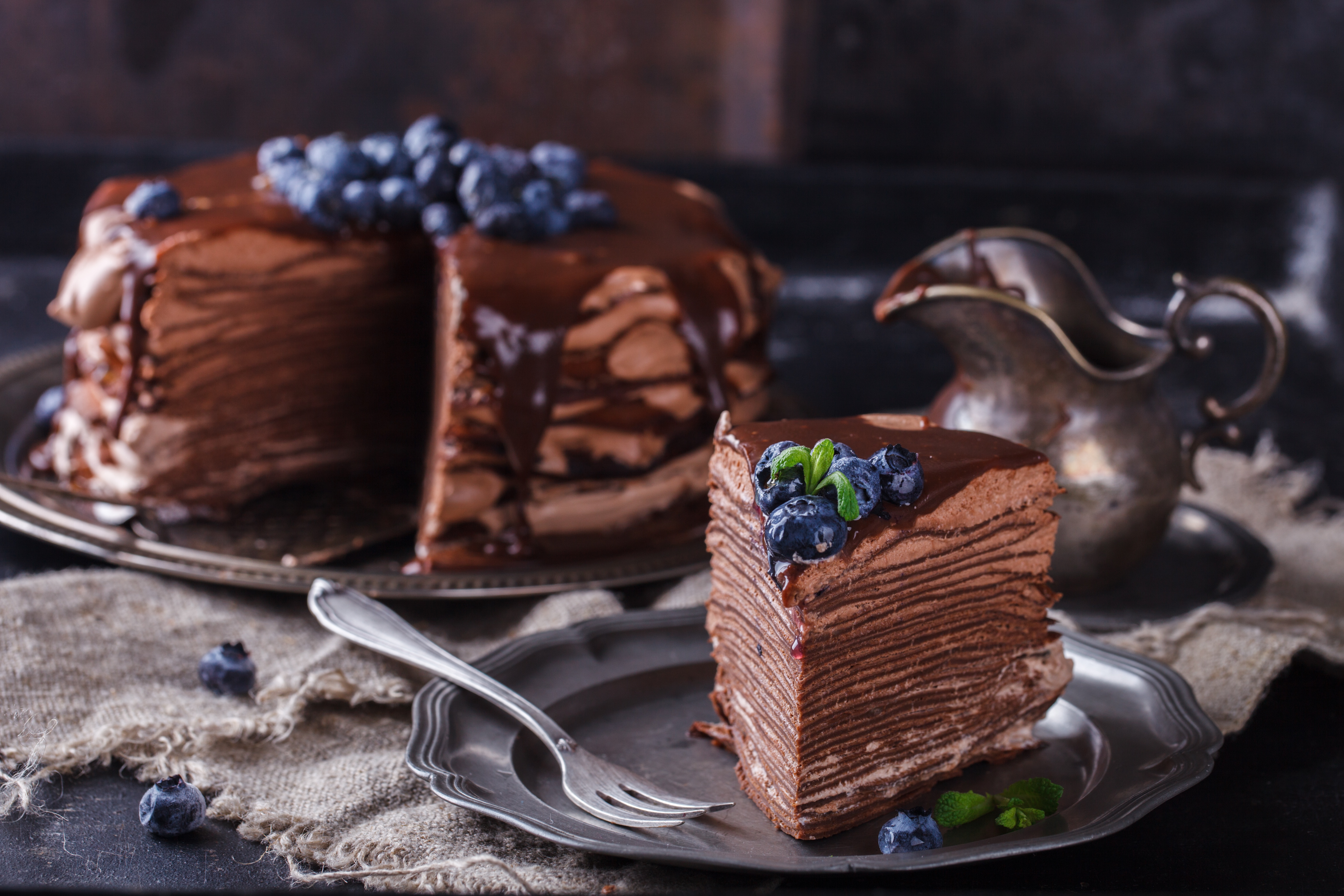 4 cake. Шоколадный блинный торт. Блинный торт с шоколадом. Торт из шоколадных блинчиков. Блинный торт с шоколадной глазурью.