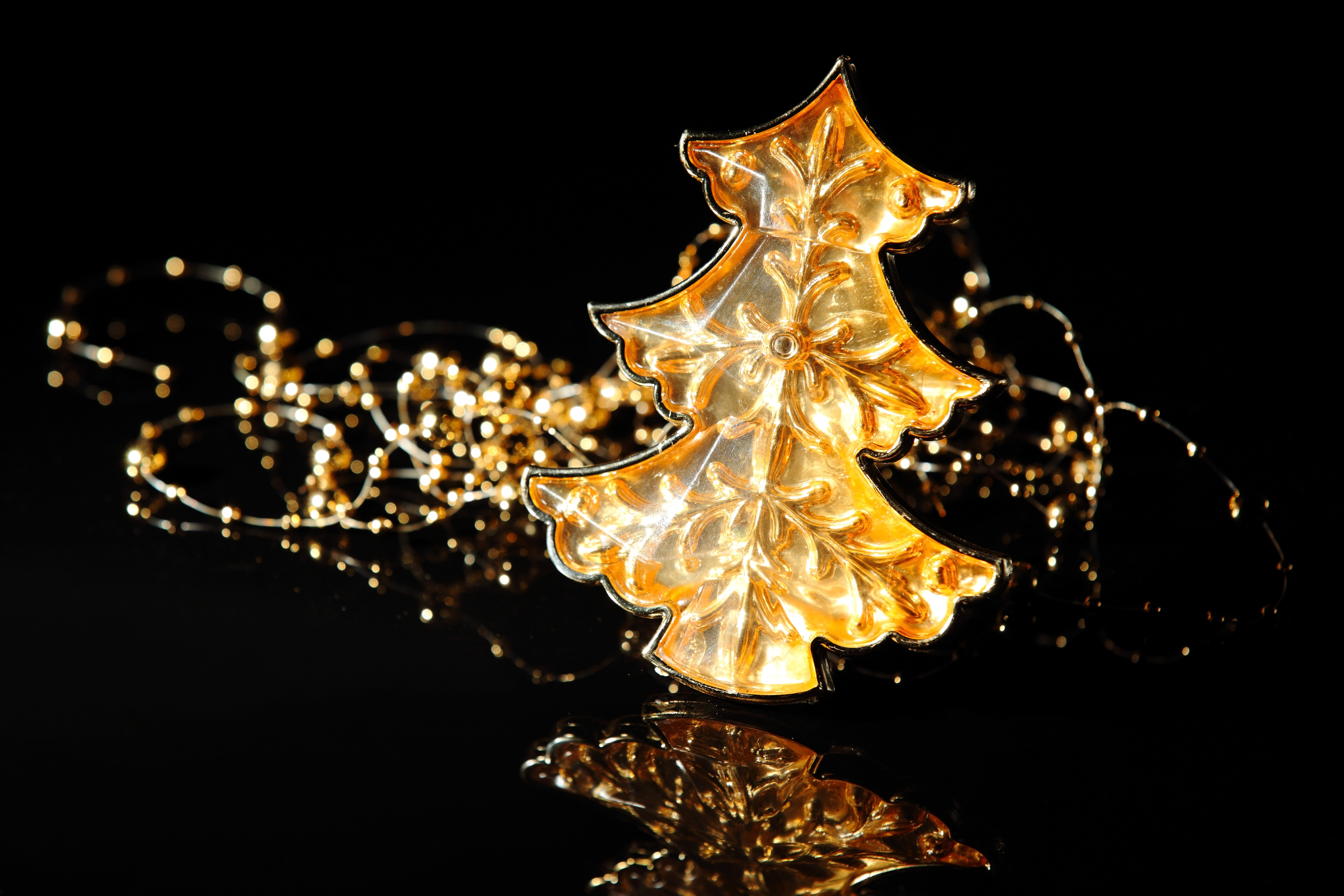 Golden new. Золотая елка. Золотистые новогодние украшения. Елка на черном фоне. Золотая елка на темном фоне.