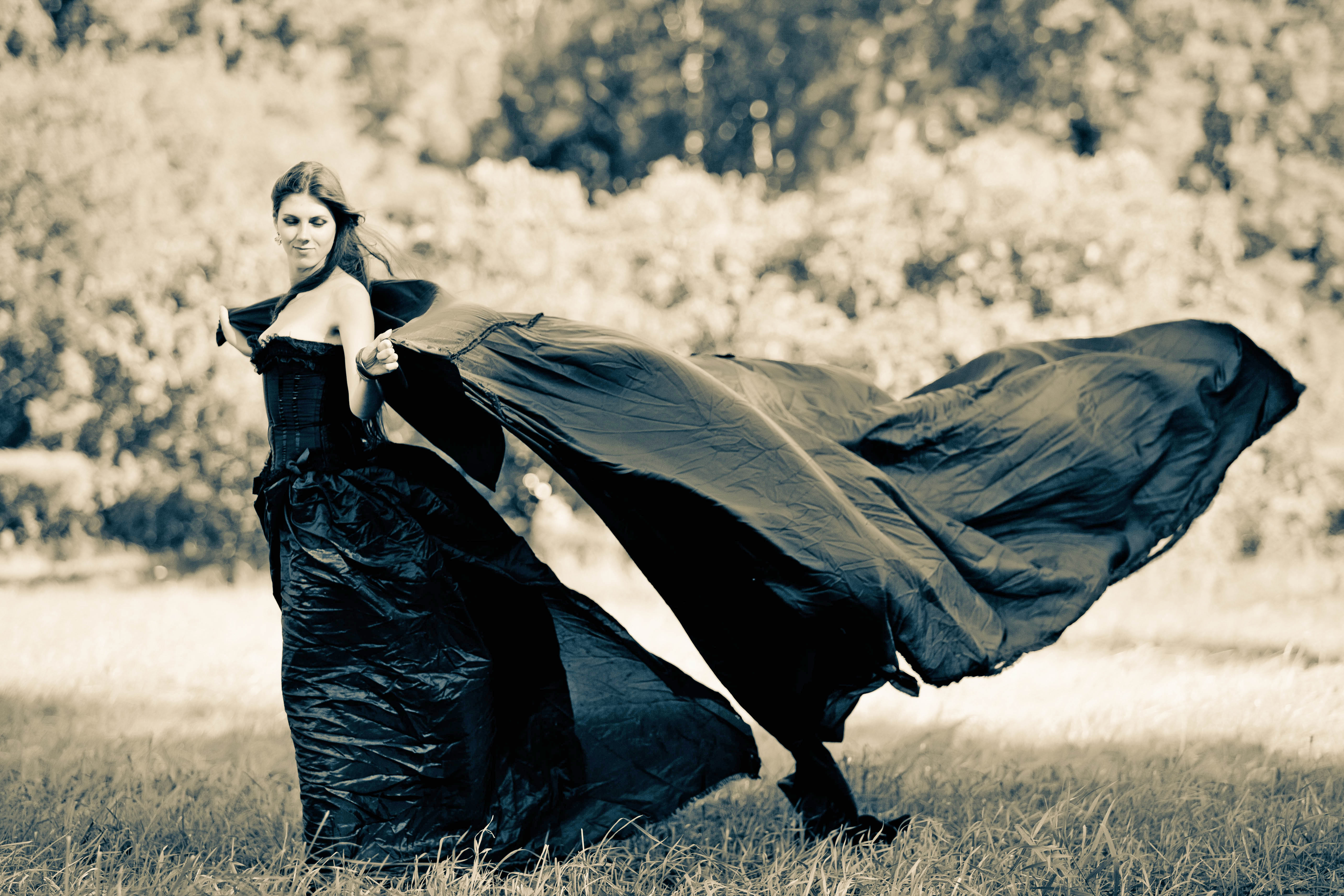 Плащ ветров. Фотосессия с тканью. Развивающееся платье. Плащ развевается на ветру. Девушка на ветру.