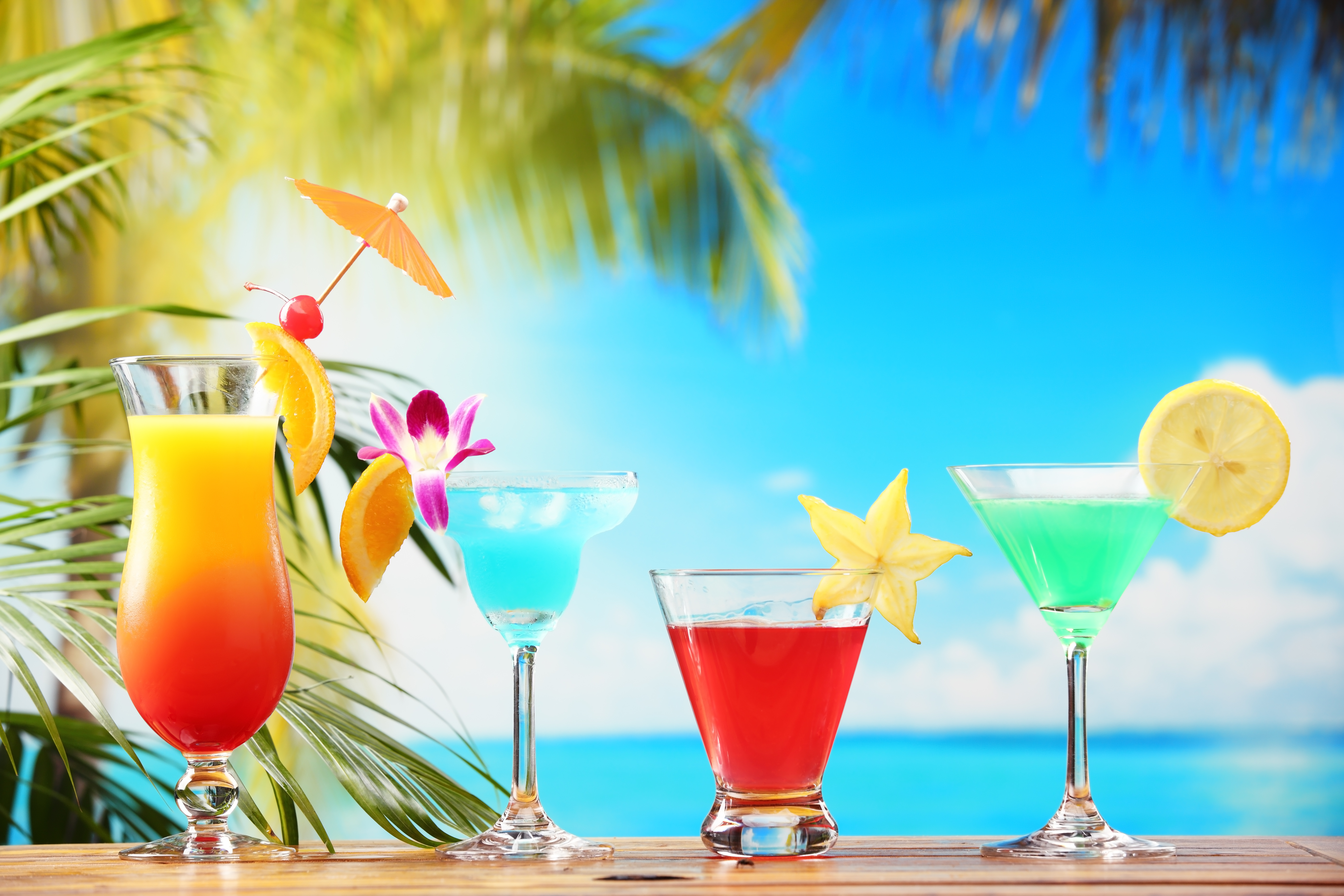 Tropical cocktail. Коктейль на пляже. Яркие коктейли. Пляж коктейль пальмы. Море пляж коктейль.