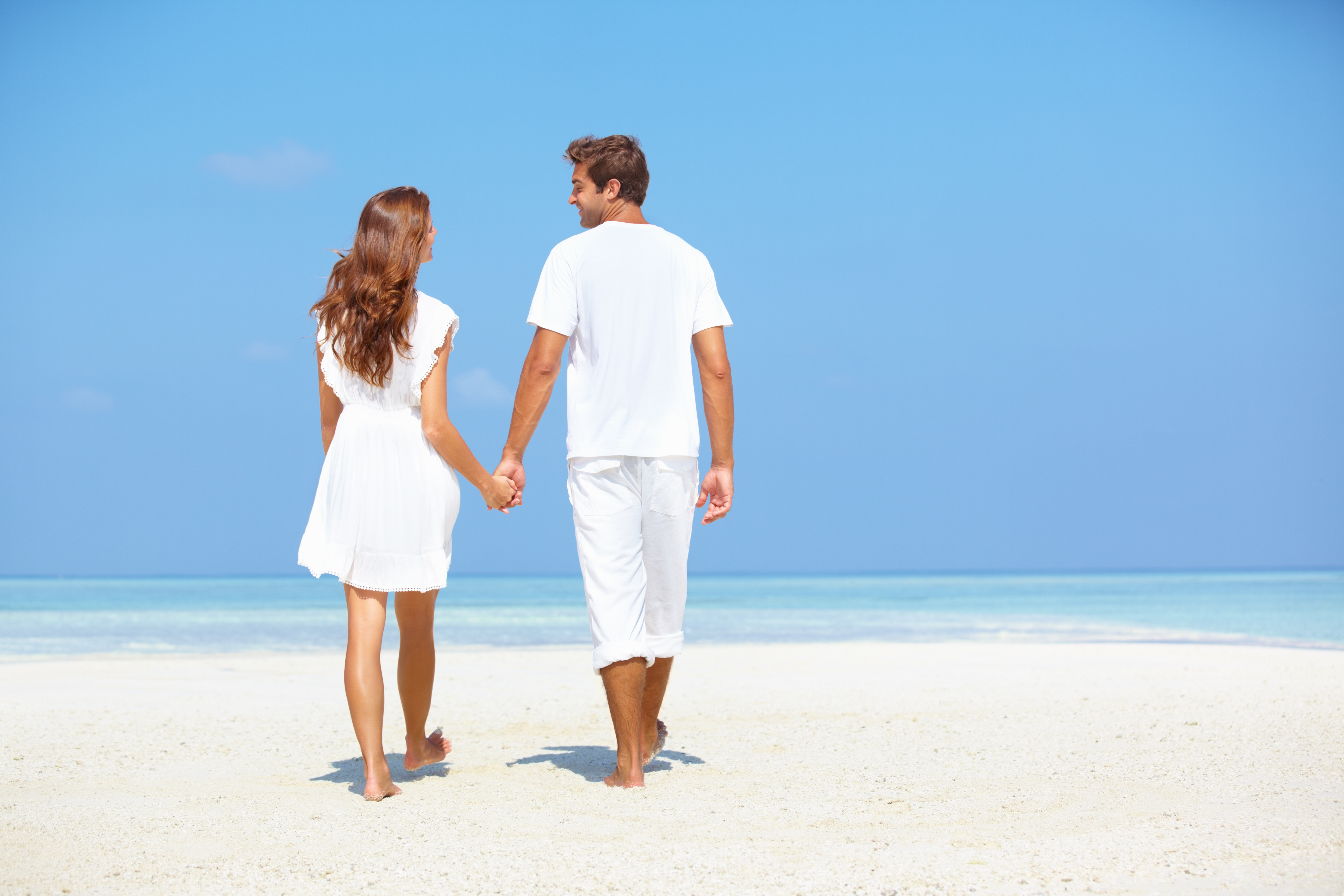 Beach walk. Влюбленная пара на море. Влюбленная пара на пляже. Мужчина и женщина на море. Счастливые влюбленные на море.
