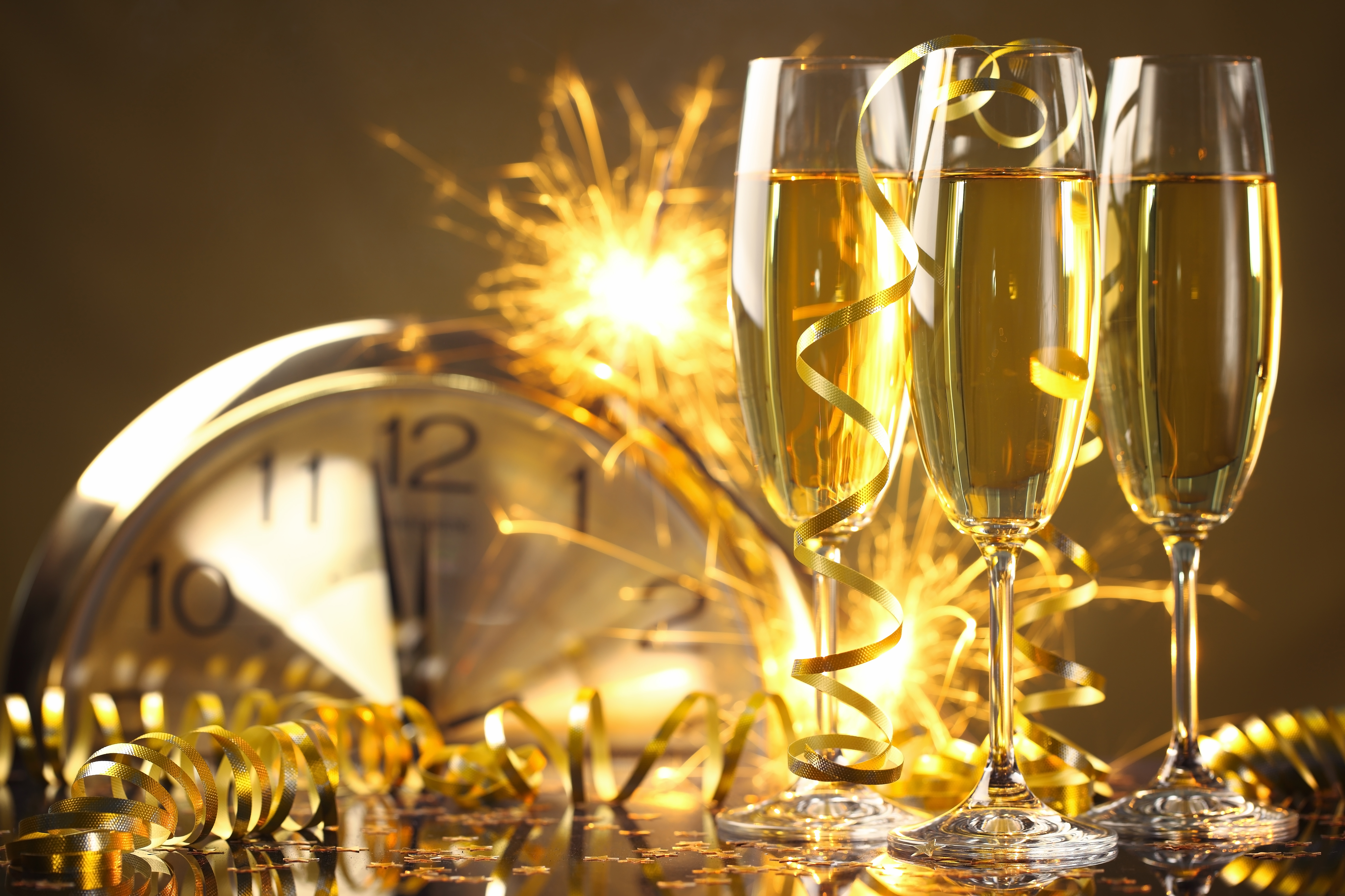 Шампанское с золотом. Шампанское новый год. Новогодние бокалы для шампанского. Новогодние бокалы с шампанским. Шампанское в бокалах новый год.