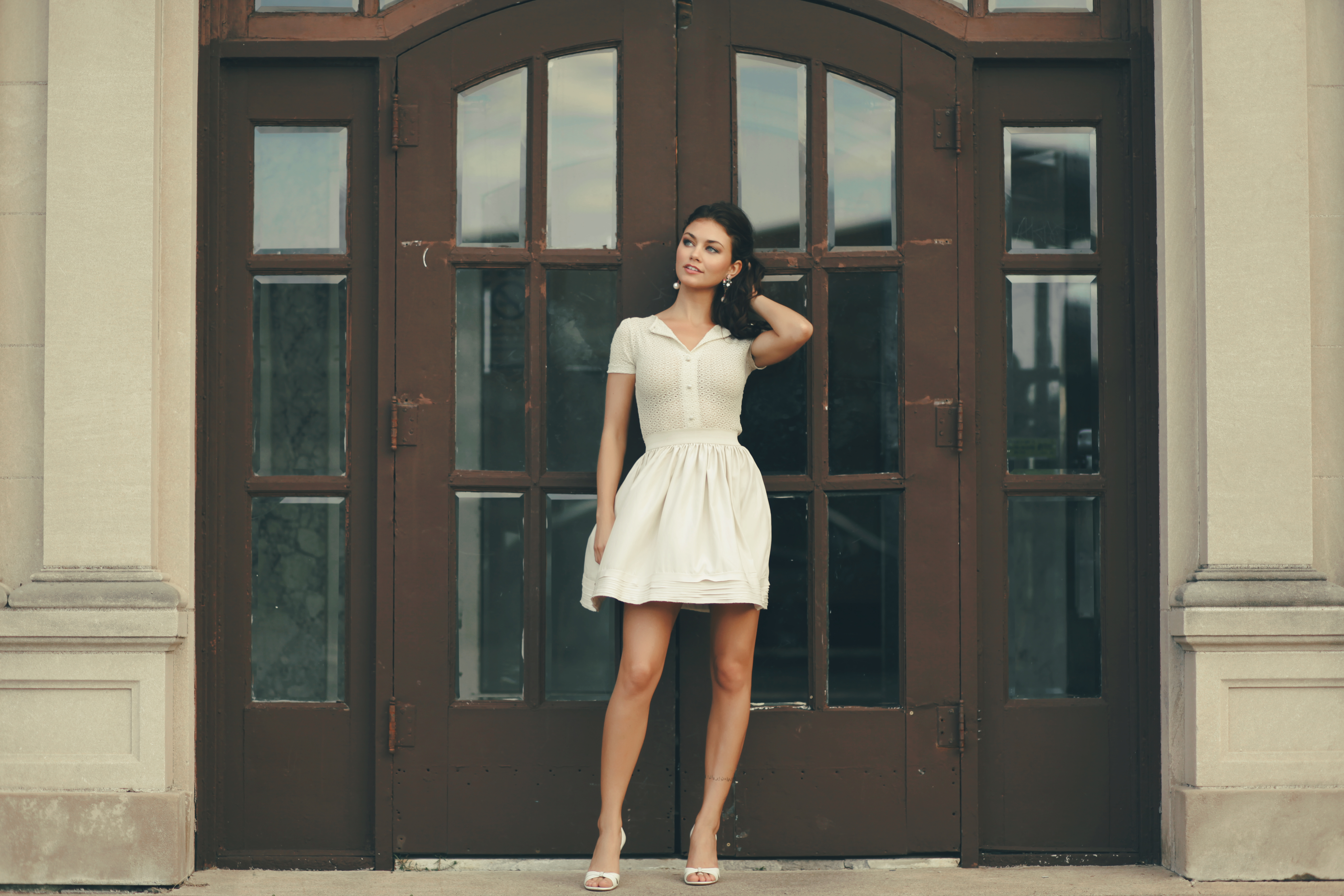 Курьер стучится в дверь. Памятник офисному работнику сша лос-анджелес. Она стоит у входа. Человек у двери. Не пускают в дом.