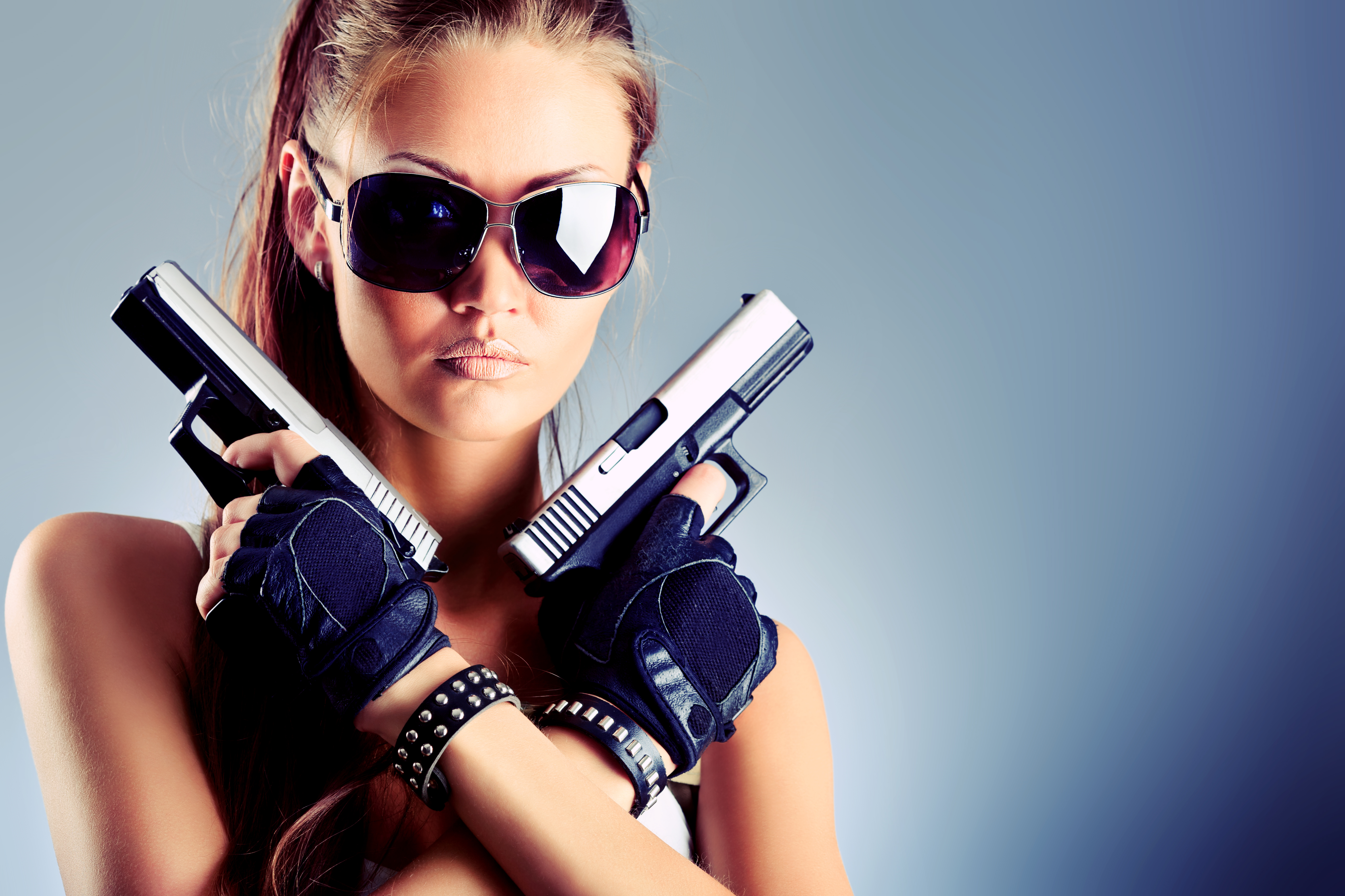 Картинка на аватарку для женщины прикольные. Девушка с пистолетом. Крутая девушка. Крутые девочки. Красивая девушка с пистолетом.