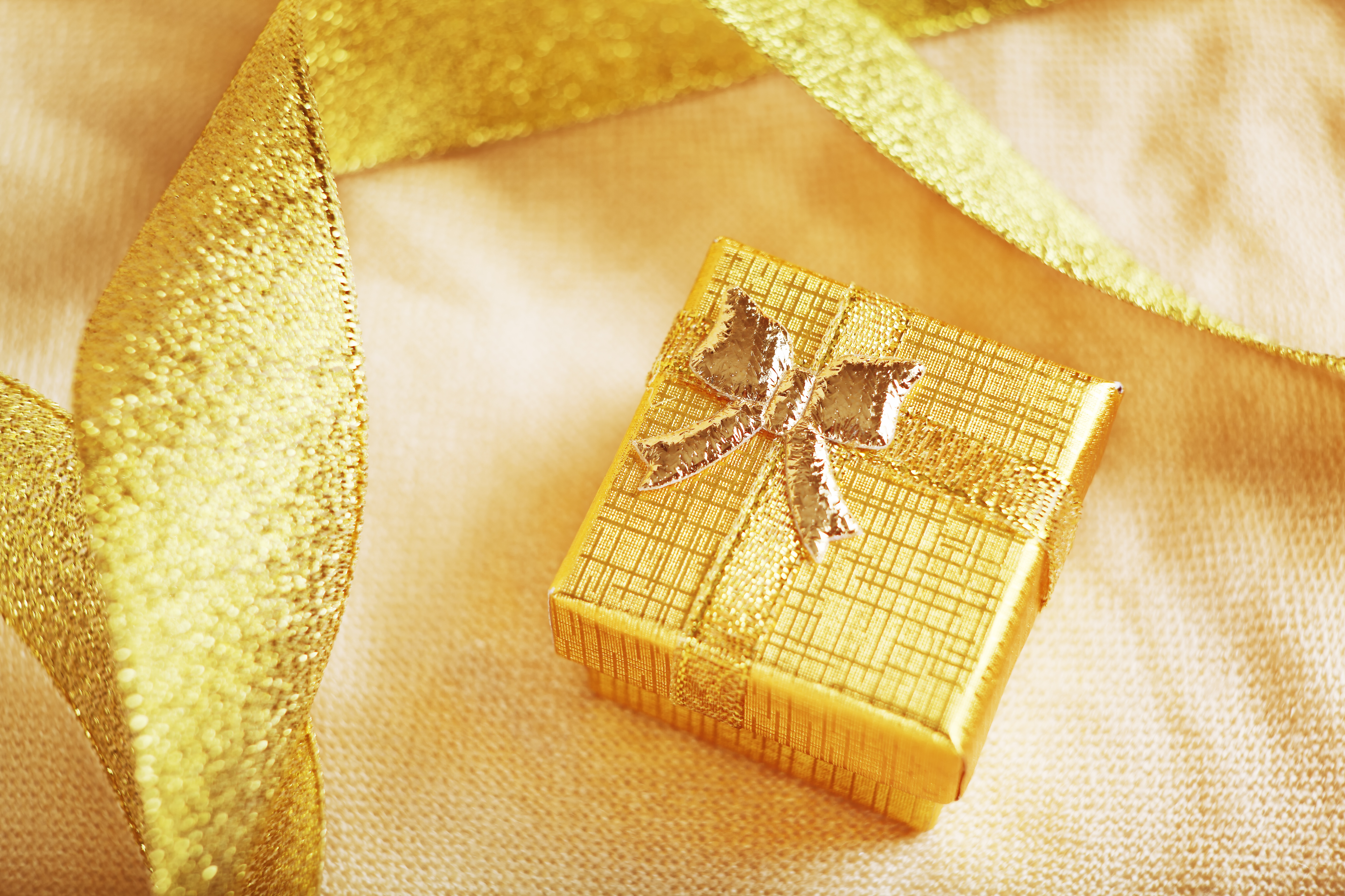 Golden t. Подарок. Золотистые подарочные коробки. Золотой подарок. Подарочная упаковка золотистого цвета.