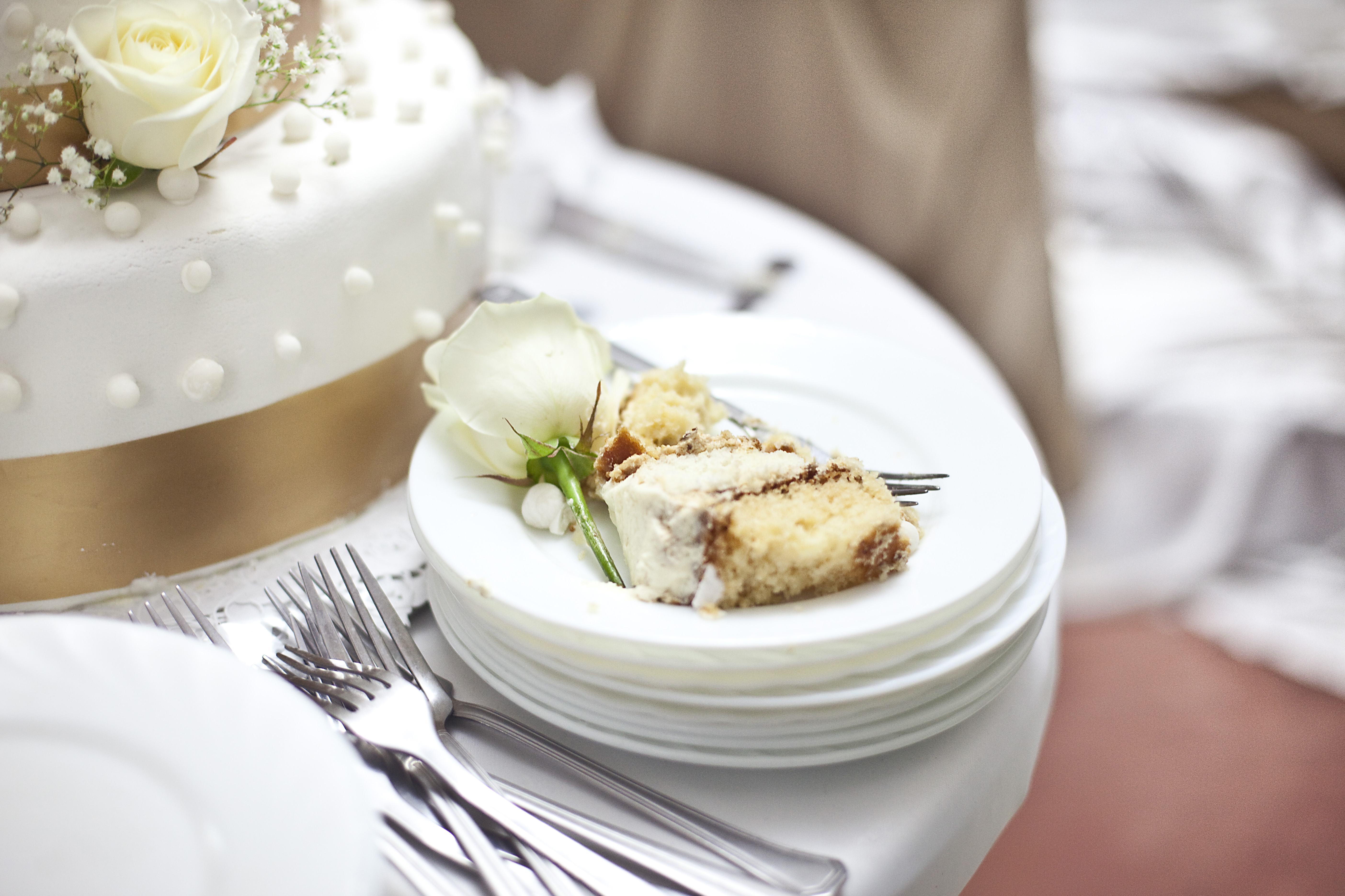 Обед торт. Свадебный стол с едой. Свадебные Десерты. Торт на свадьбу. Стол для свадебного торта.