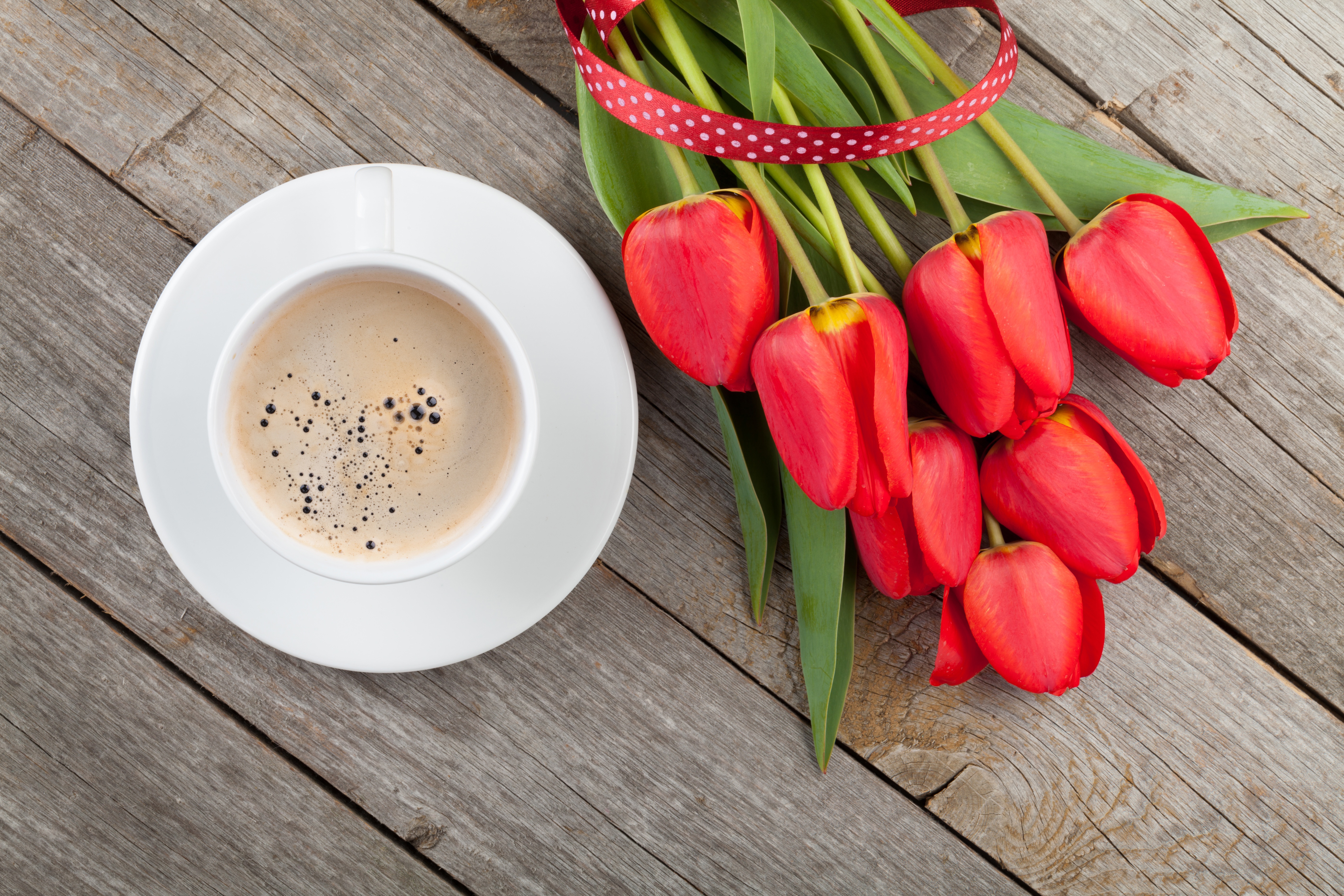Доброе весеннее утро с тюльпанами картинки. Тюльпаны и кофе. Кофе и цветы. Букет тюльпанов и кофе. Цветы в чашке.