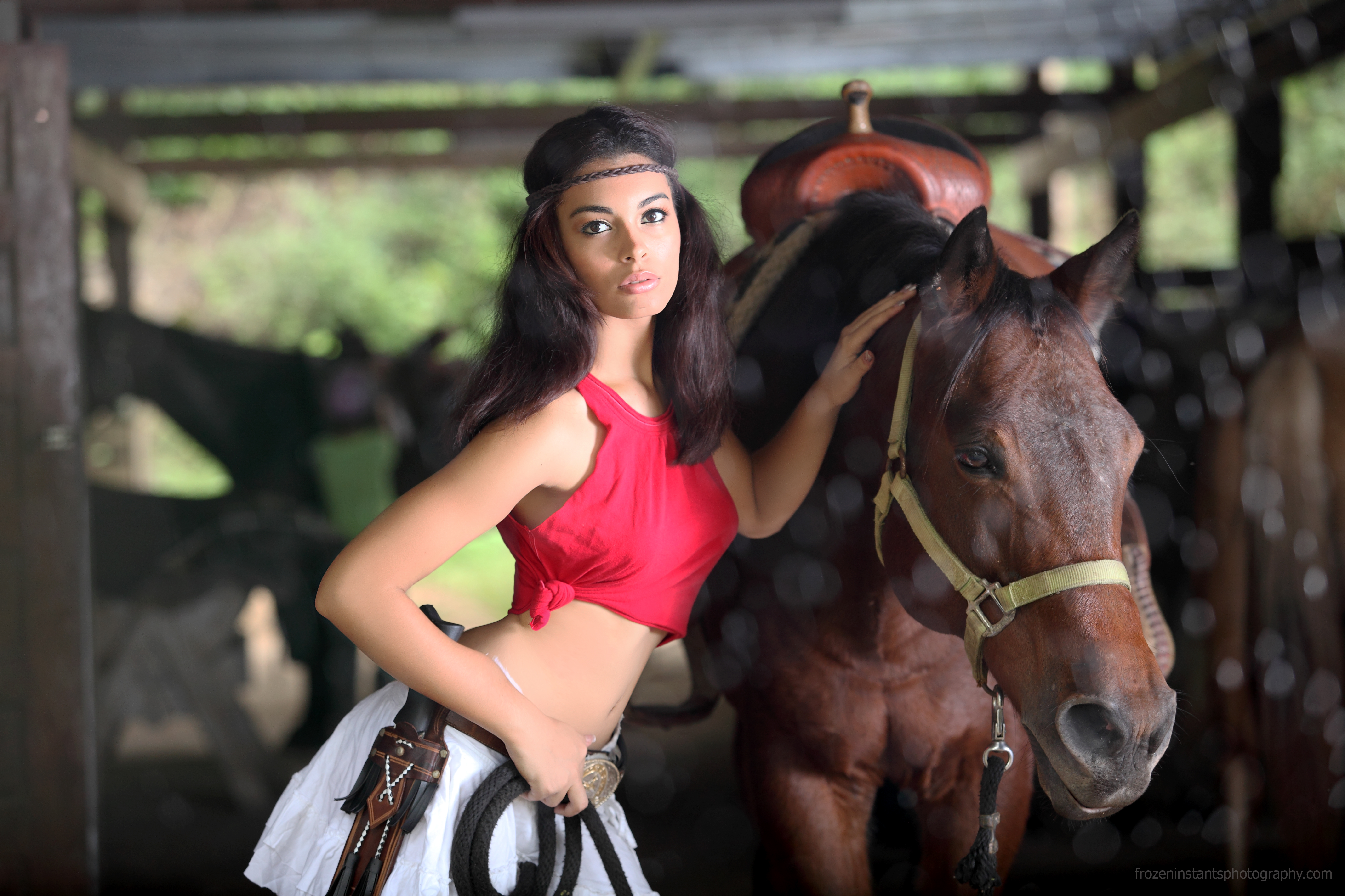 Brunette cowgirl. Красавица на лошади. Фотомодель на лошади. Девушка на коне. Девушка с лошадью.